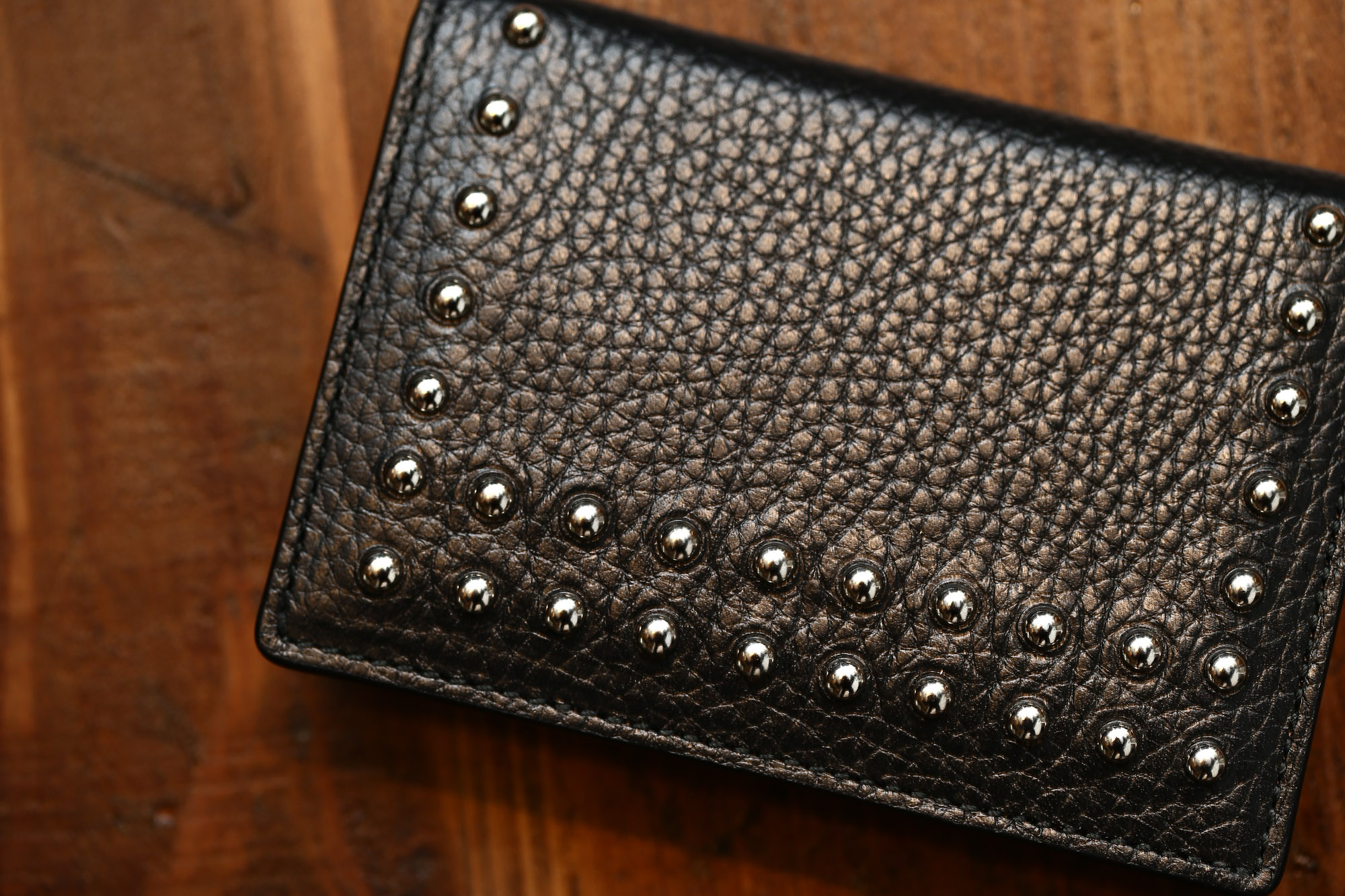 J&M DAVIDSON (ジェイアンドエムデヴィッドソン) VISIT CARD HOLDER WITH STUDS (ヴィジット カード ホルダー ウィズ スタッズ) 10082N GRAIN LEATHER (グレインレザー) カードケース BLACK (ブラック・999) Made in spain (スペイン製) 2017 春夏新作 JMDAVIDSON ジェイエムデヴィッドソン 財布 カードケース JETSET 愛知 名古屋 Alto e Diritto アルト エ デリット