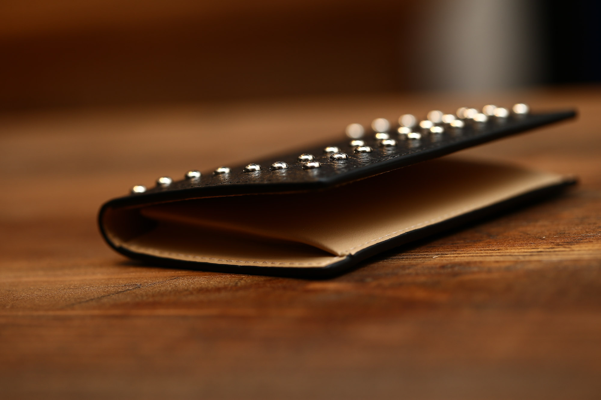 J&M DAVIDSON (ジェイアンドエムデヴィッドソン) VISIT CARD HOLDER WITH STUDS (ヴィジット カード ホルダー ウィズ スタッズ) 10082N GRAIN LEATHER (グレインレザー) カードケース BLACK (ブラック・999) Made in spain (スペイン製) 2017 春夏新作 JMDAVIDSON ジェイエムデヴィッドソン 財布 カードケース JETSET 愛知 名古屋 Alto e Diritto アルト エ デリット