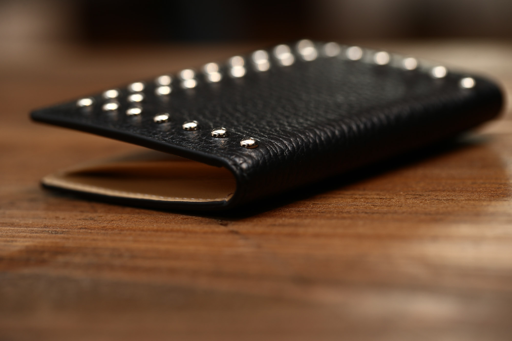 J&M DAVIDSON (ジェイアンドエムデヴィッドソン) VISIT CARD HOLDER WITH STUDS (ヴィジット カード ホルダー ウィズ スタッズ) 10082N GRAIN LEATHER (グレインレザー) カードケース BLACK (ブラック・999) Made in spain (スペイン製) 2017 春夏新作 JMDAVIDSON ジェイエムデヴィッドソン 財布 カードケース JETSET 愛知 名古屋 Alto e Diritto アルト エ デリット