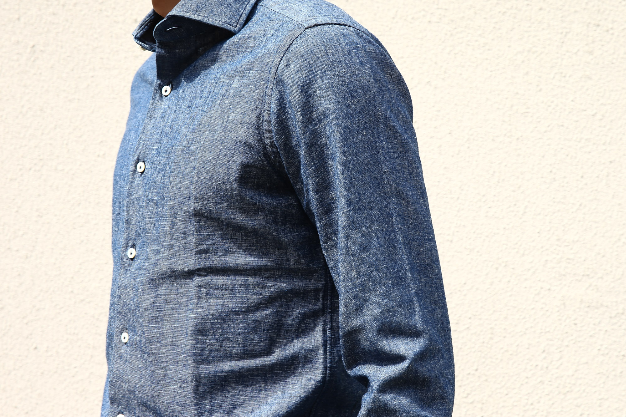 【ALESSANDRO GHERARDI / アレッサンドロゲラルディ】 Chambray Shirts カッタウェイ コットンリネン シャンブレーシャツ NAVY (ネイビー・690) made in italy(イタリア製) 2017春夏新作 のコーディネートスタイル。愛知 名古屋 Alto e Diritto アルト エ デリット alessandrogheradi シャンブレーシャツ