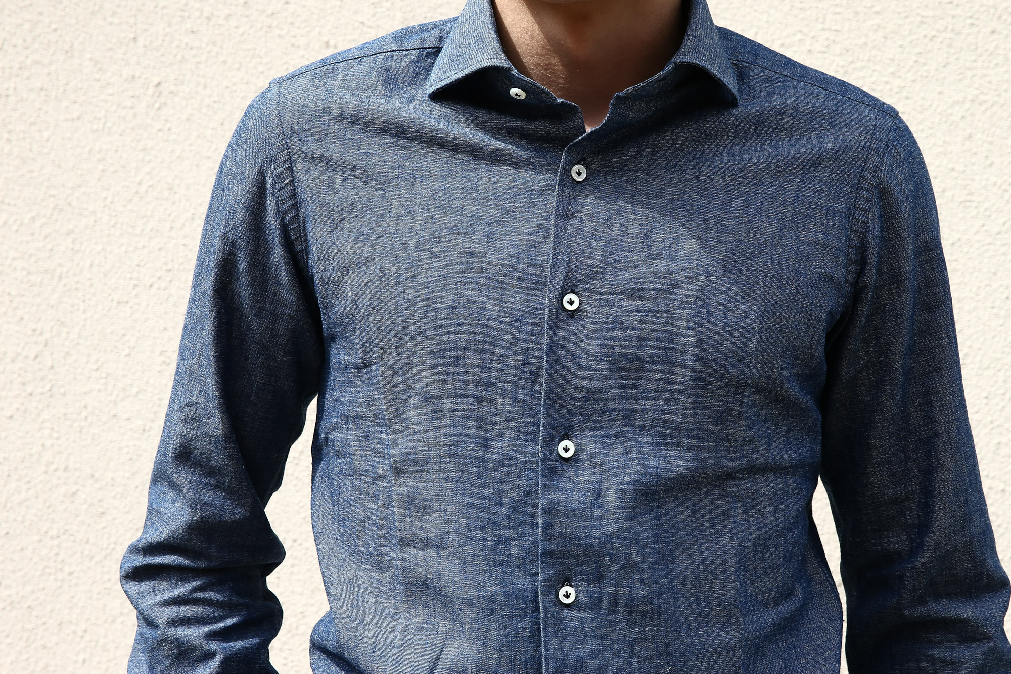 【ALESSANDRO GHERARDI / アレッサンドロゲラルディ】 Chambray Shirts カッタウェイ コットンリネン シャンブレーシャツ NAVY (ネイビー・690) made in italy(イタリア製) 2017春夏新作 のコーディネートスタイル。愛知 名古屋 Alto e Diritto アルト エ デリット alessandrogheradi シャンブレーシャツ