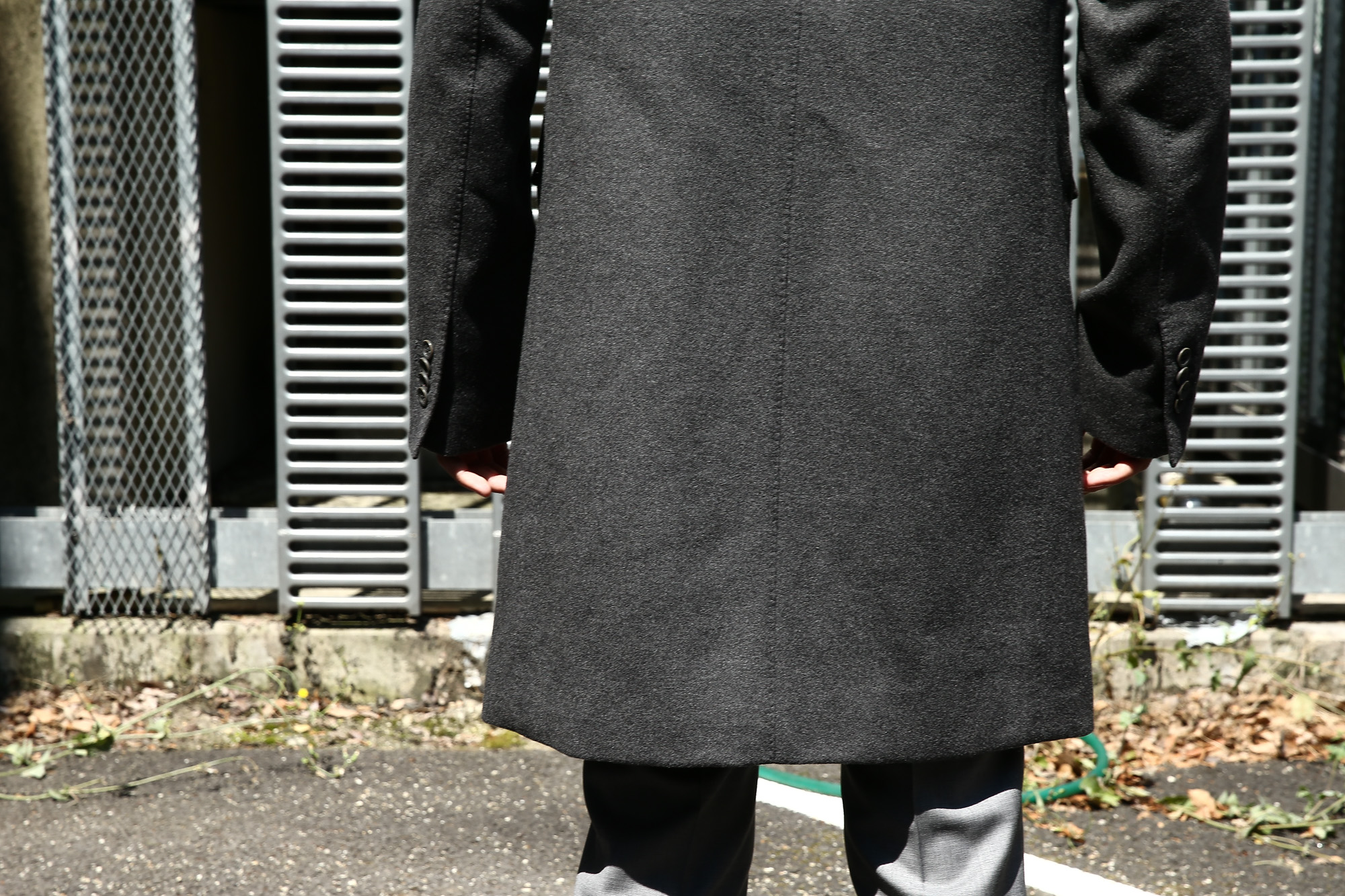 HERNO(ヘルノ) CA0058U Cashmere Chester coat カシミア チェスターコート PIACENZA ピアツェンツァ CASHMERE DROPGLIDE NYLON ULTRALIGHT 中綿入り カシミア チェスターコート CHARCOAL (チャコール・9400) Made in italy (イタリア製) 2017 秋冬 のコーディネートスタイル。愛知 名古屋 Alto e Diritto アルト エ デリット herno ヘルノ ダウンコート ビジネススタイル