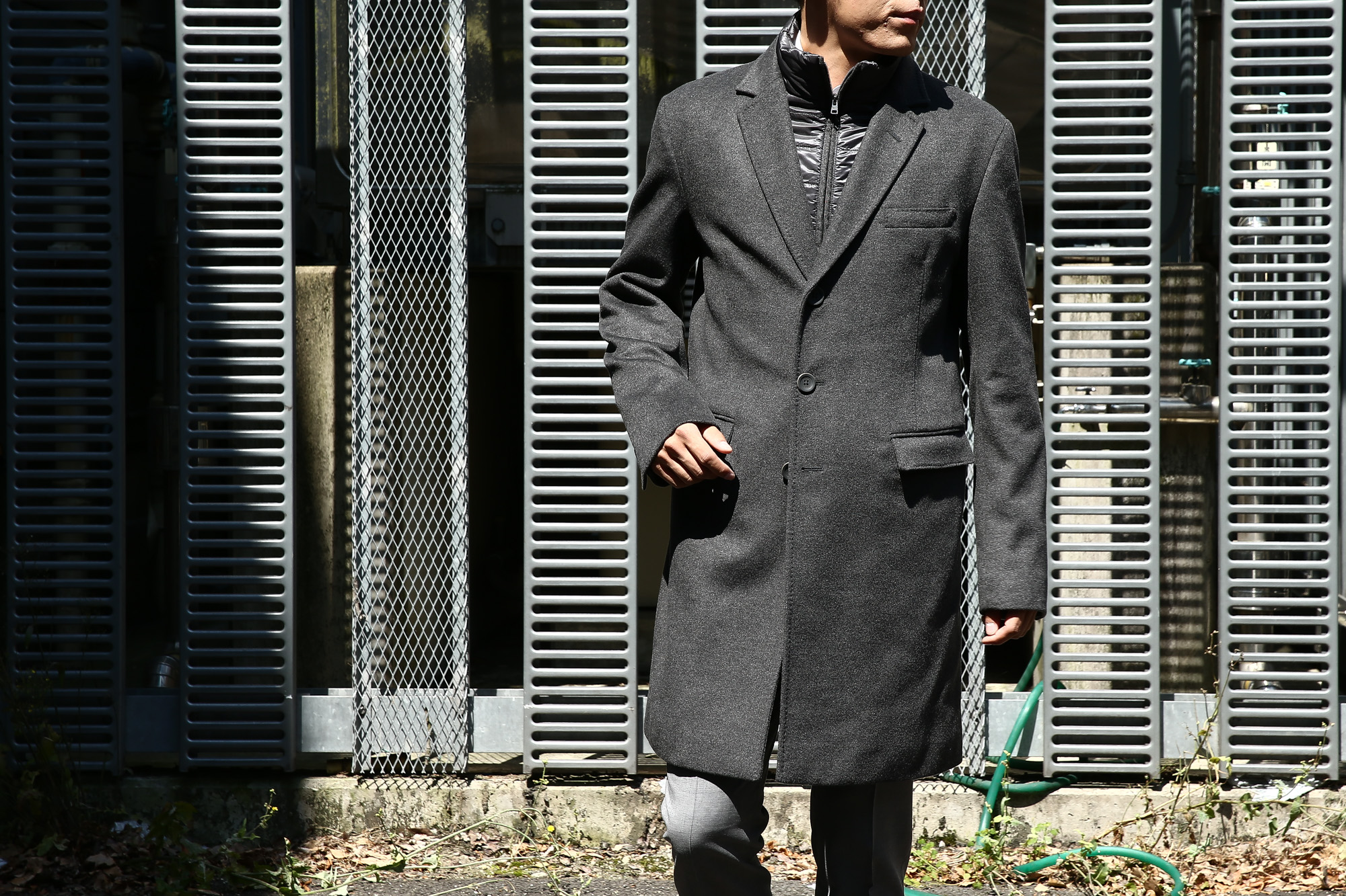 HERNO(ヘルノ) CA0058U Cashmere Chester coat カシミア チェスターコート PIACENZA ピアツェンツァ CASHMERE DROPGLIDE NYLON ULTRALIGHT 中綿入り カシミア チェスターコート CHARCOAL (チャコール・9400) Made in italy (イタリア製) 2017 秋冬 のコーディネートスタイル。愛知 名古屋 Alto e Diritto アルト エ デリット herno ヘルノ ダウンコート ビジネススタイル