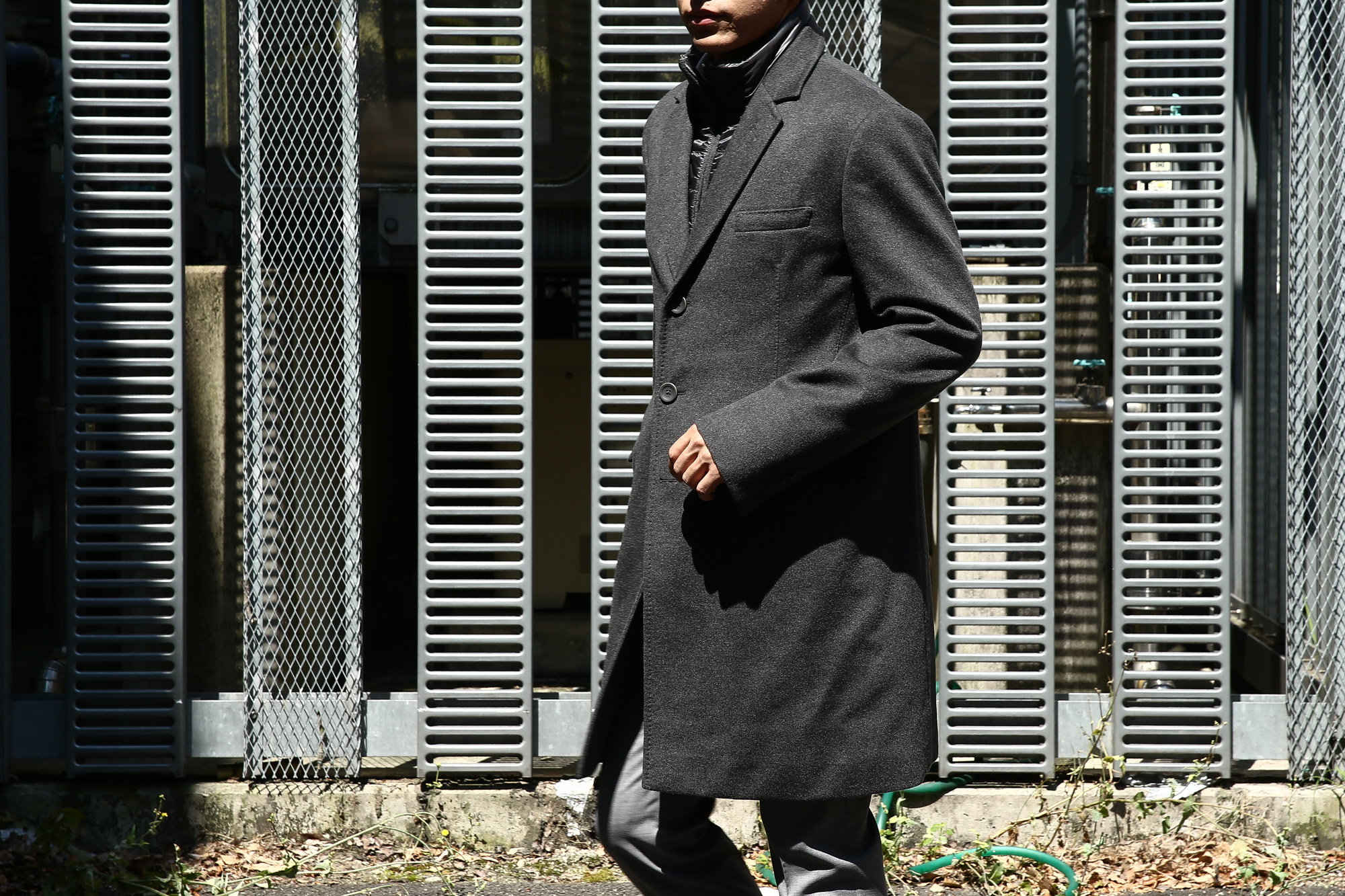 HERNO(ヘルノ) CA0058U Cashmere Chester coat カシミア チェスターコート PIACENZA ピアツェンツァ CASHMERE DROPGLIDE NYLON ULTRALIGHT 中綿入り カシミア チェスターコート CHARCOAL (チャコール・9400) Made in italy (イタリア製) 2017 秋冬 のコーディネートスタイル。愛知 名古屋 Alto e Diritto アルト エ デリット herno ヘルノ ダウンコート ビジネススタイル