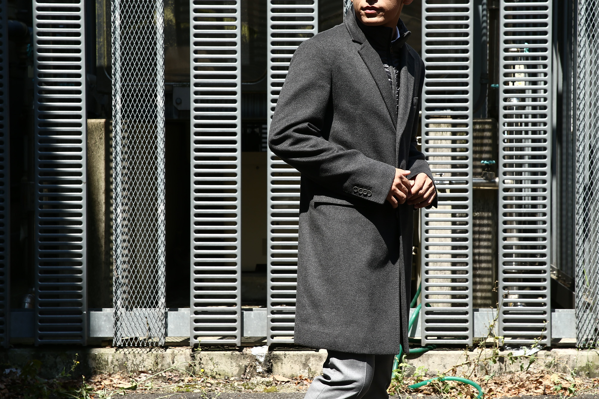 HERNO(ヘルノ) CA0058U Cashmere Chester coat カシミア チェスターコート PIACENZA ピアツェンツァ CASHMERE DROPGLIDE NYLON ULTRALIGHT 中綿入り カシミア チェスターコート CHARCOAL (チャコール・9400) Made in italy (イタリア製) 2017 秋冬 のコーディネートスタイル。愛知 名古屋 Alto e Diritto アルト エ デリット herno ヘルノ ダウンコート ビジネススタイル