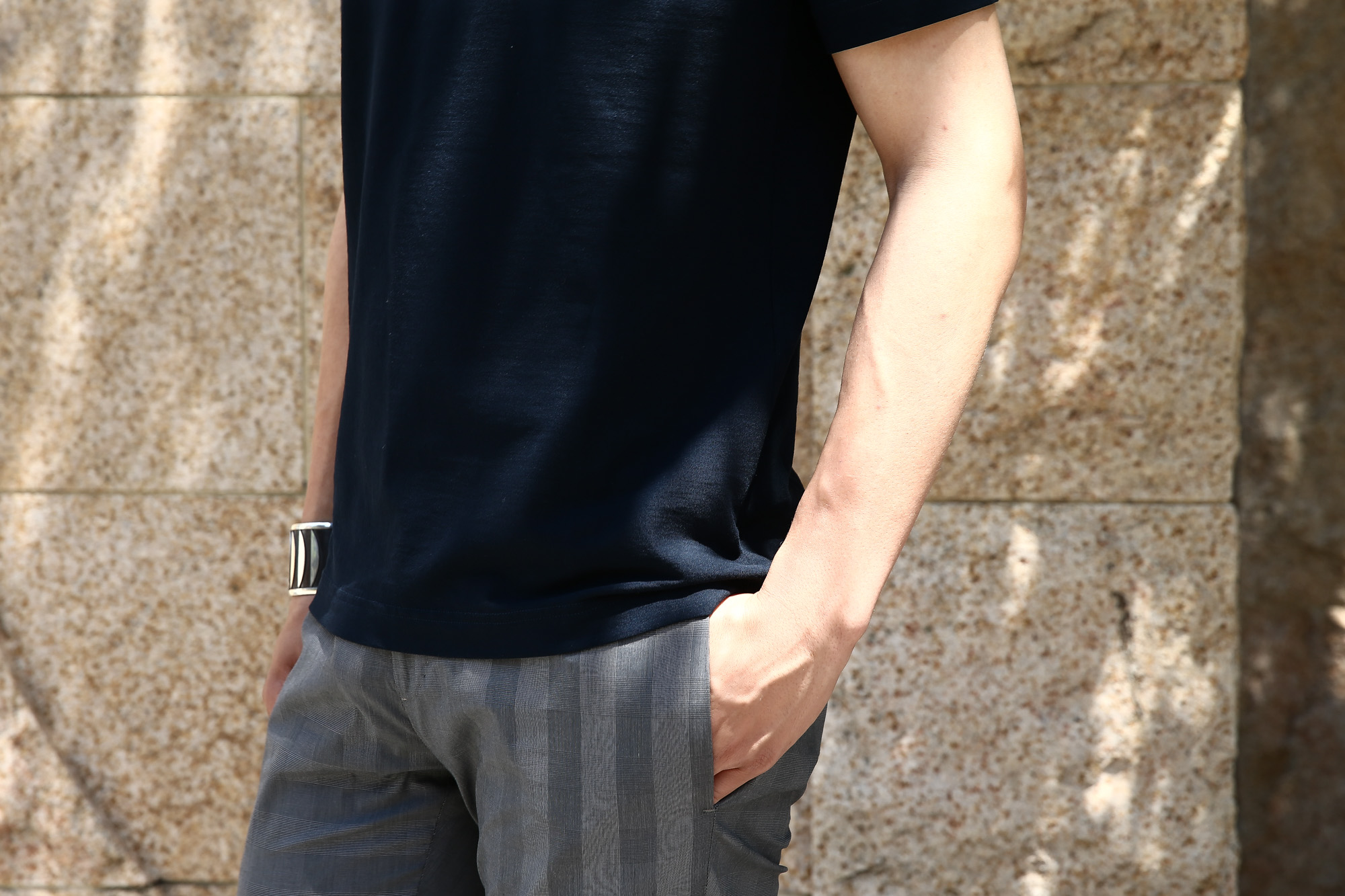 ZANONE (ザノーネ) V-neck T-shirt ice cotton アイスコットン 810237 Z0380 VネックTシャツ NAVY(ネイビー・Z0542) MADE IN ITALY(イタリア製) 2017 春夏新作 のコーディネートスタイル。愛知 名古屋 Alto e Diritto アルト エ デリット zanone ザノーネ アイスコットン