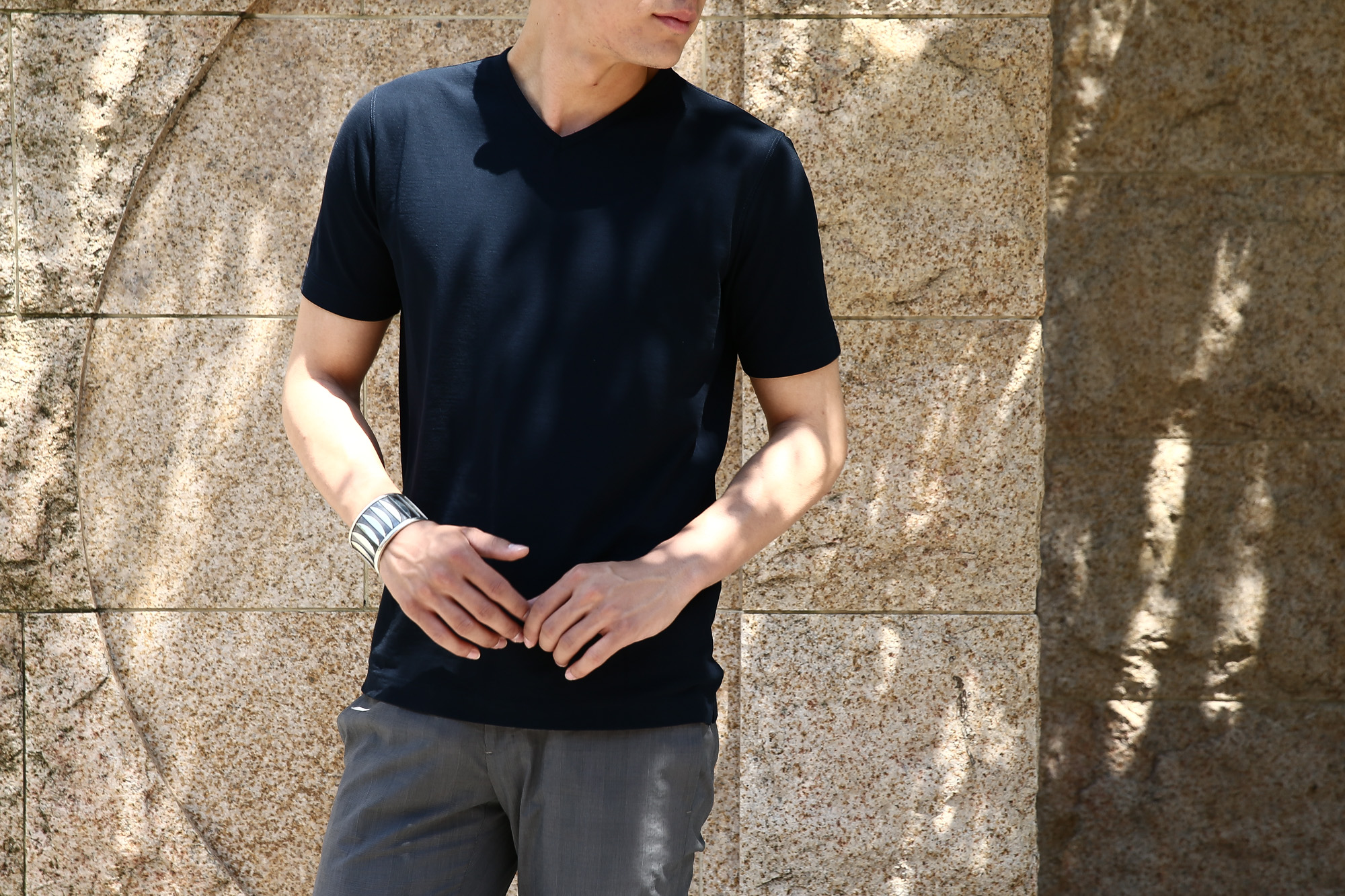 ZANONE (ザノーネ) V-neck T-shirt ice cotton アイスコットン 810237 Z0380 VネックTシャツ NAVY(ネイビー・Z0542) MADE IN ITALY(イタリア製) 2017 春夏新作 のコーディネートスタイル。愛知 名古屋 Alto e Diritto アルト エ デリット zanone ザノーネ アイスコットン