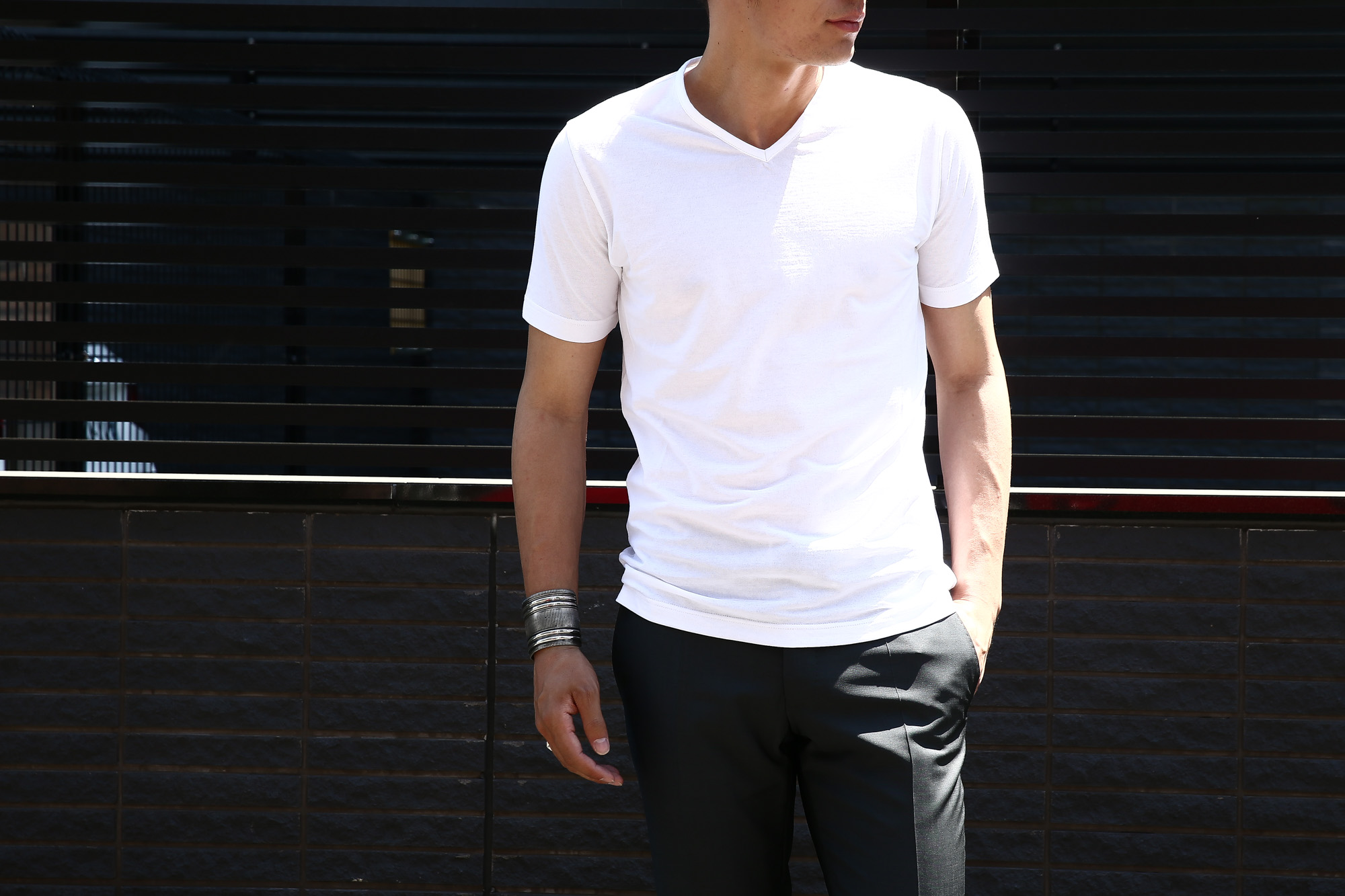 ZANONE (ザノーネ) V-neck T-shirt ice cotton アイスコットン 810237 Z0380 VネックTシャツ WHITE (ホワイト・Z0001)  MADE IN ITALY(イタリア製) 2017 春夏新作 のコーディネートスタイル。愛知 名古屋 Alto e Diritto アルト エ デリット zanone ザノーネ アイスコットン