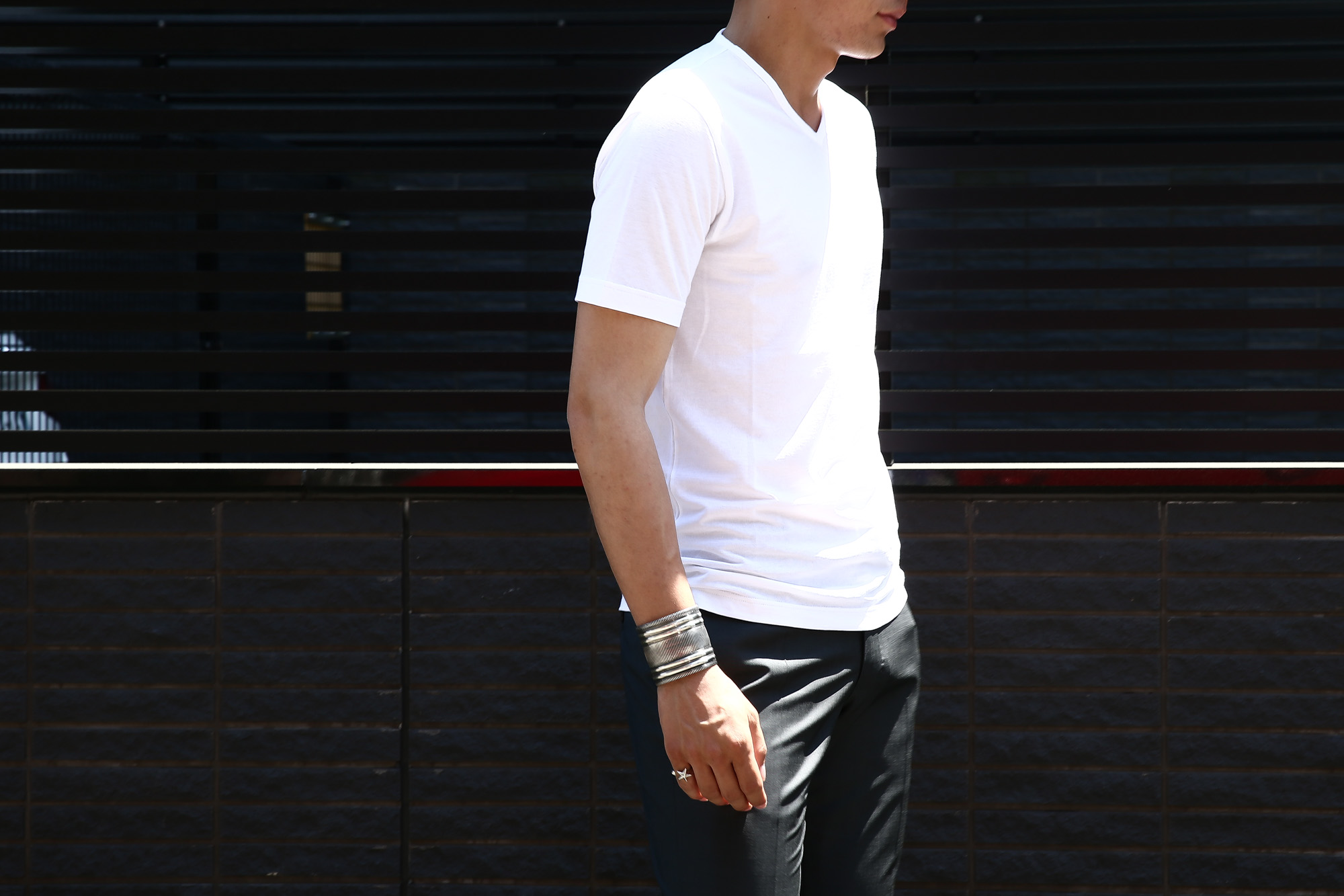 ZANONE (ザノーネ) V-neck T-shirt ice cotton アイスコットン 810237 Z0380 VネックTシャツ WHITE (ホワイト・Z0001)  MADE IN ITALY(イタリア製) 2017 春夏新作 のコーディネートスタイル。愛知 名古屋 Alto e Diritto アルト エ デリット zanone ザノーネ アイスコットン