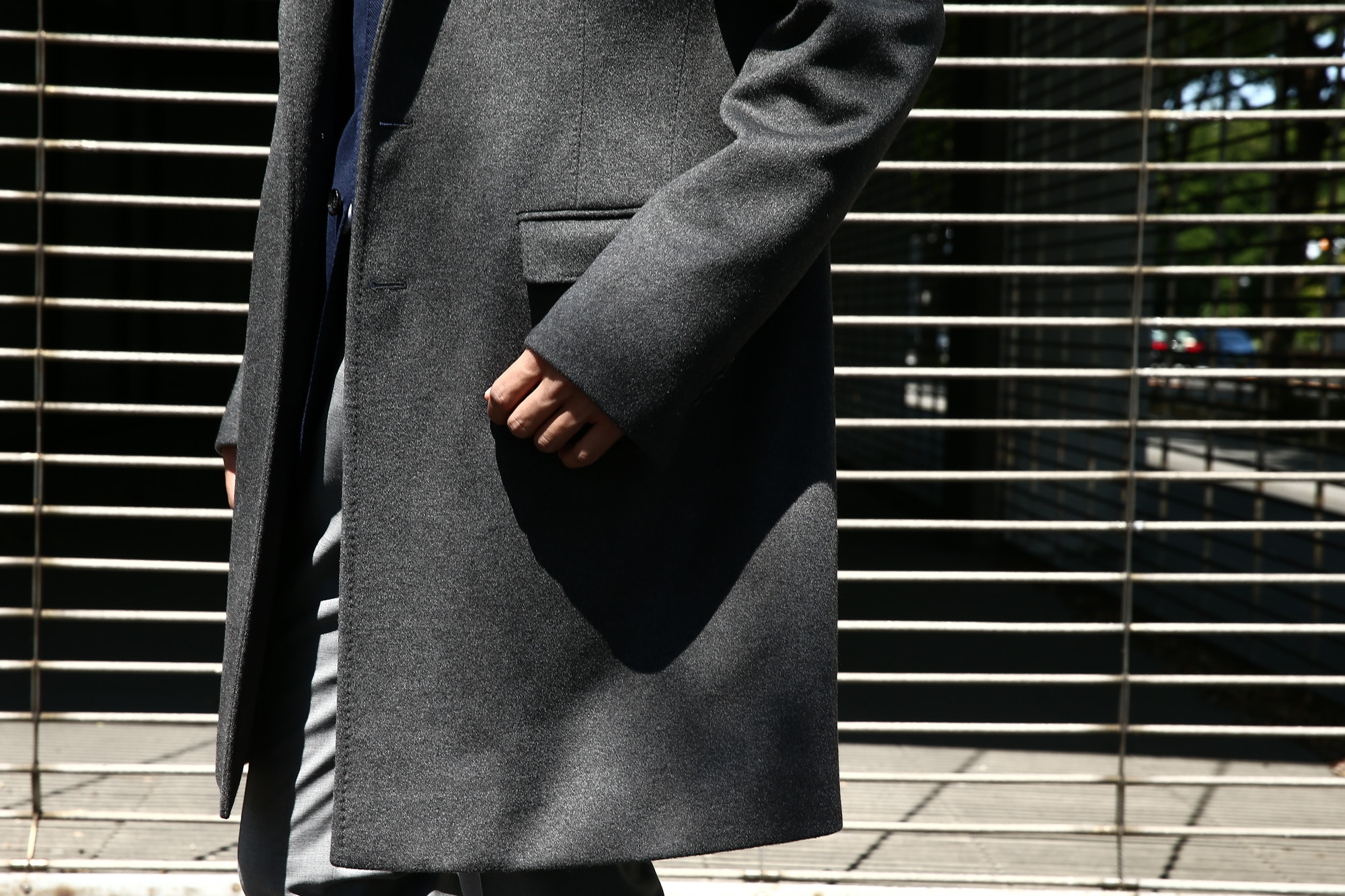 【HERNO / ヘルノ】 CA0058U Cashmere Chester coat カシミア チェスターコート PIACENZA ピアツェンツァ CASHMERE DROPGLIDE NYLON ULTRALIGHT 中綿入り カシミア チェスターコート CHARCOAL (チャコール・9400) Made in italy (イタリア製) 2017 秋冬　のコーディネートスタイル。愛知 名古屋 Alto e Diritto アルト エ デリット herno ヘルノ ダウンコート ビジネススタイル