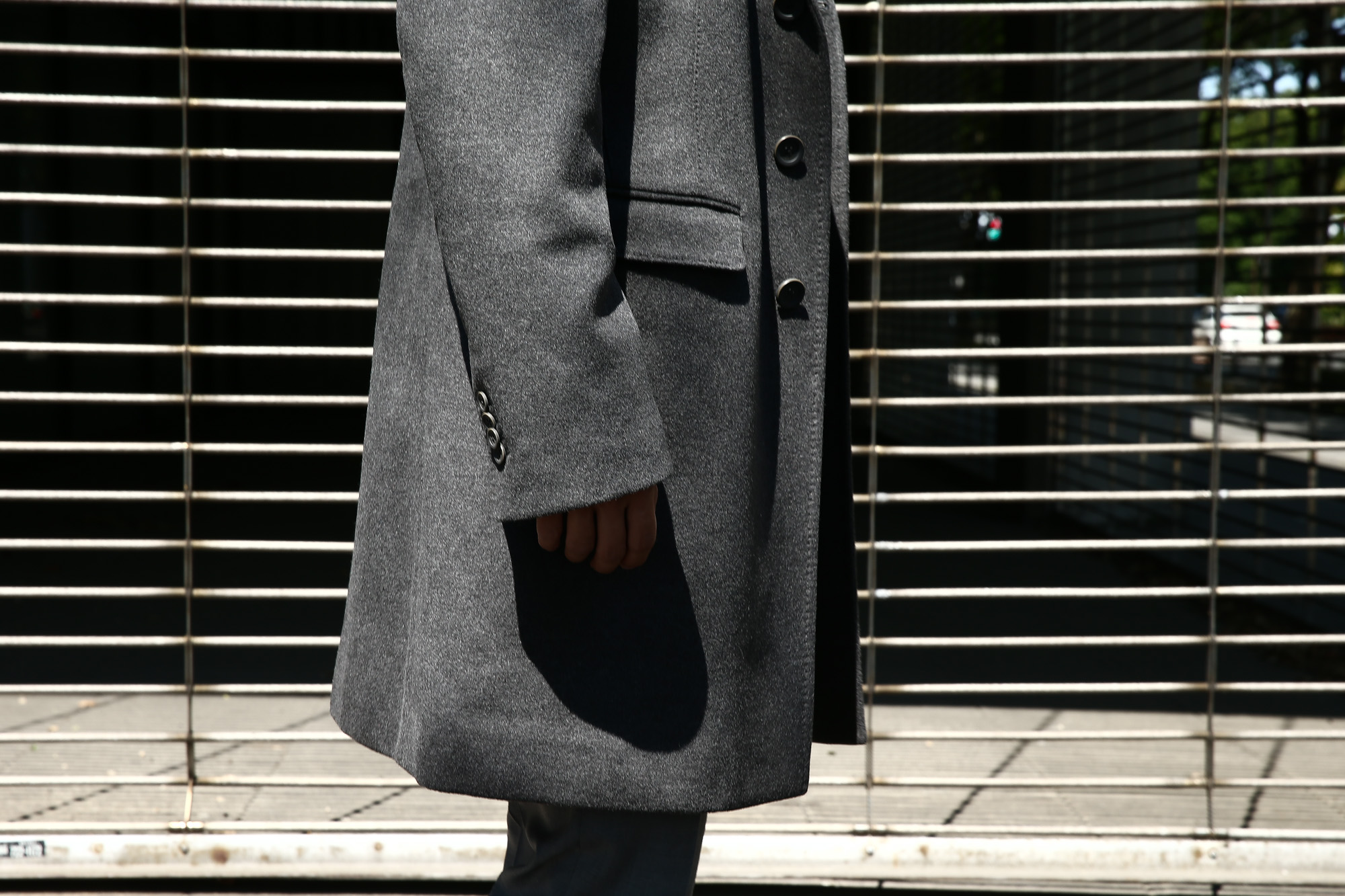 【HERNO / ヘルノ】 CA0058U Cashmere Chester coat カシミア チェスターコート PIACENZA ピアツェンツァ CASHMERE DROPGLIDE NYLON ULTRALIGHT 中綿入り カシミア チェスターコート CHARCOAL (チャコール・9400) Made in italy (イタリア製) 2017 秋冬　のコーディネートスタイル。愛知 名古屋 Alto e Diritto アルト エ デリット herno ヘルノ ダウンコート ビジネススタイル