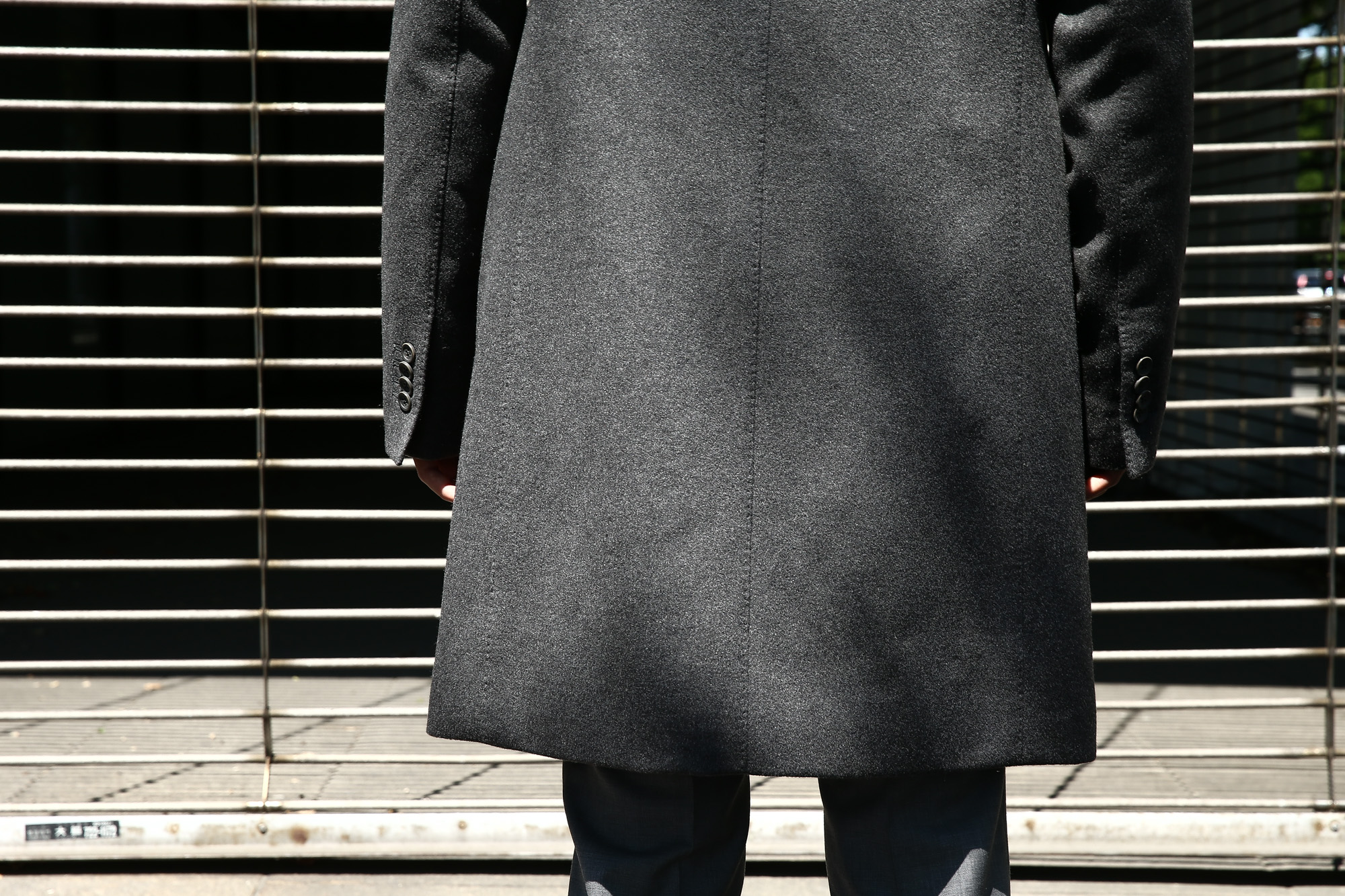 【HERNO / ヘルノ】 CA0058U Cashmere Chester coat カシミア チェスターコート PIACENZA ピアツェンツァ CASHMERE DROPGLIDE NYLON ULTRALIGHT 中綿入り カシミア チェスターコート CHARCOAL (チャコール・9400) Made in italy (イタリア製) 2017 秋冬　のコーディネートスタイル。愛知 名古屋 Alto e Diritto アルト エ デリット herno ヘルノ ダウンコート ビジネススタイル