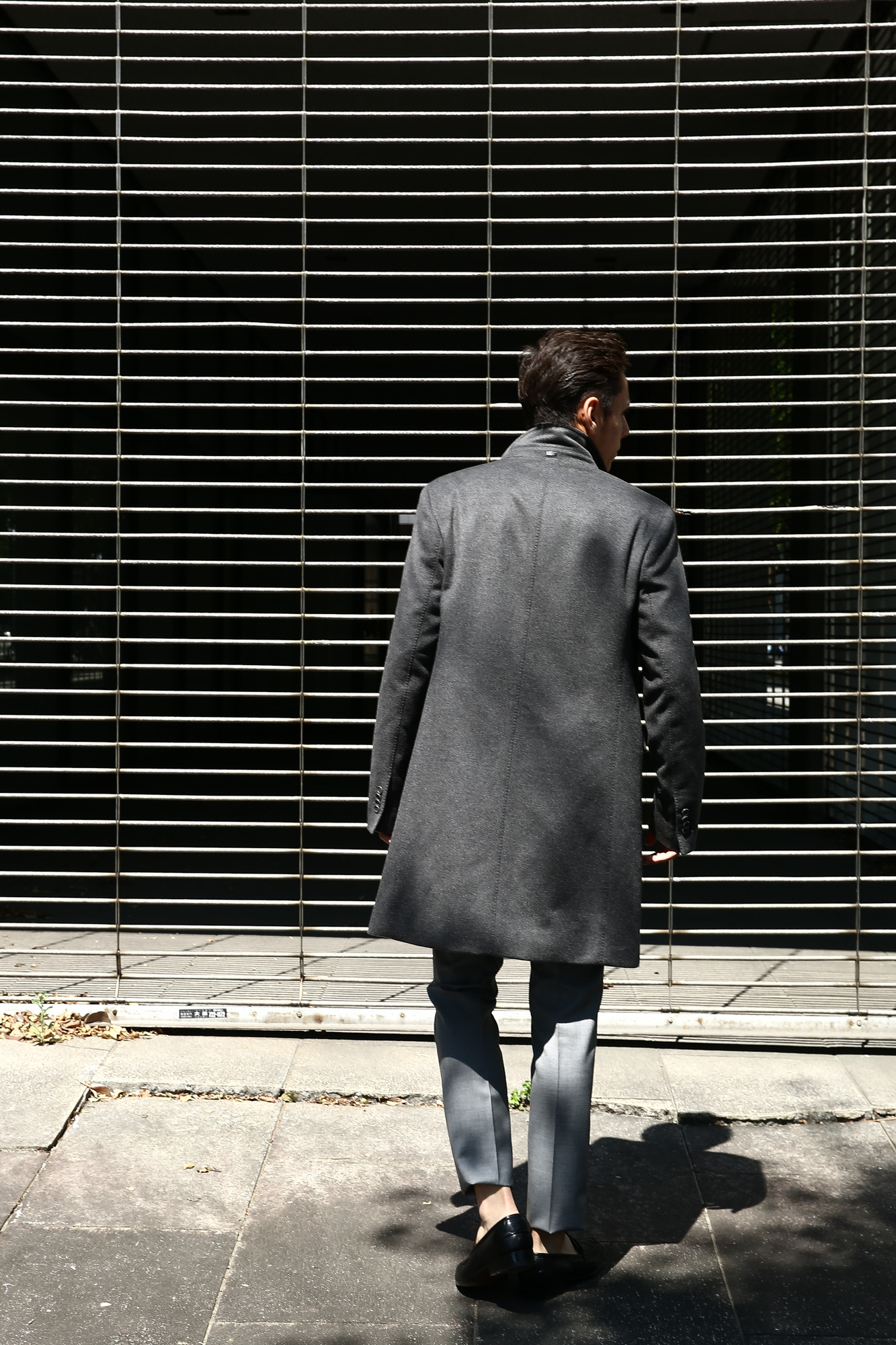 【HERNO / ヘルノ】 CA0058U Cashmere Chester coat カシミア チェスターコート PIACENZA ピアツェンツァ CASHMERE DROPGLIDE NYLON ULTRALIGHT 中綿入り カシミア チェスターコート CHARCOAL (チャコール・9400) Made in italy (イタリア製) 2017 秋冬　のコーディネートスタイル。愛知 名古屋 Alto e Diritto アルト エ デリット herno ヘルノ ダウンコート ビジネススタイル