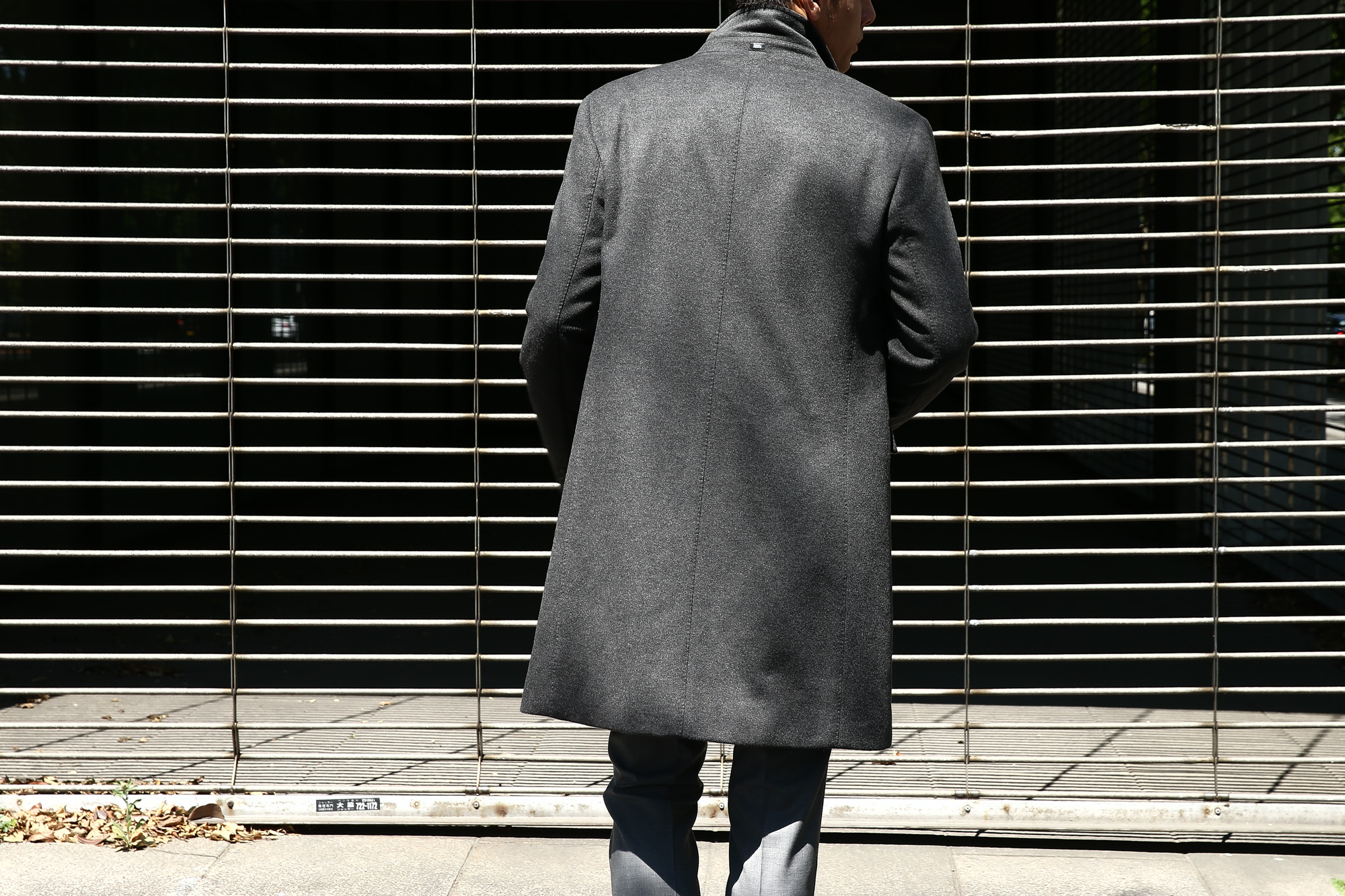 【HERNO / ヘルノ】 CA0058U Cashmere Chester coat カシミア チェスターコート PIACENZA ピアツェンツァ CASHMERE DROPGLIDE NYLON ULTRALIGHT 中綿入り カシミア チェスターコート CHARCOAL (チャコール・9400) Made in italy (イタリア製) 2017 秋冬　のコーディネートスタイル。愛知 名古屋 Alto e Diritto アルト エ デリット herno ヘルノ ダウンコート ビジネススタイル