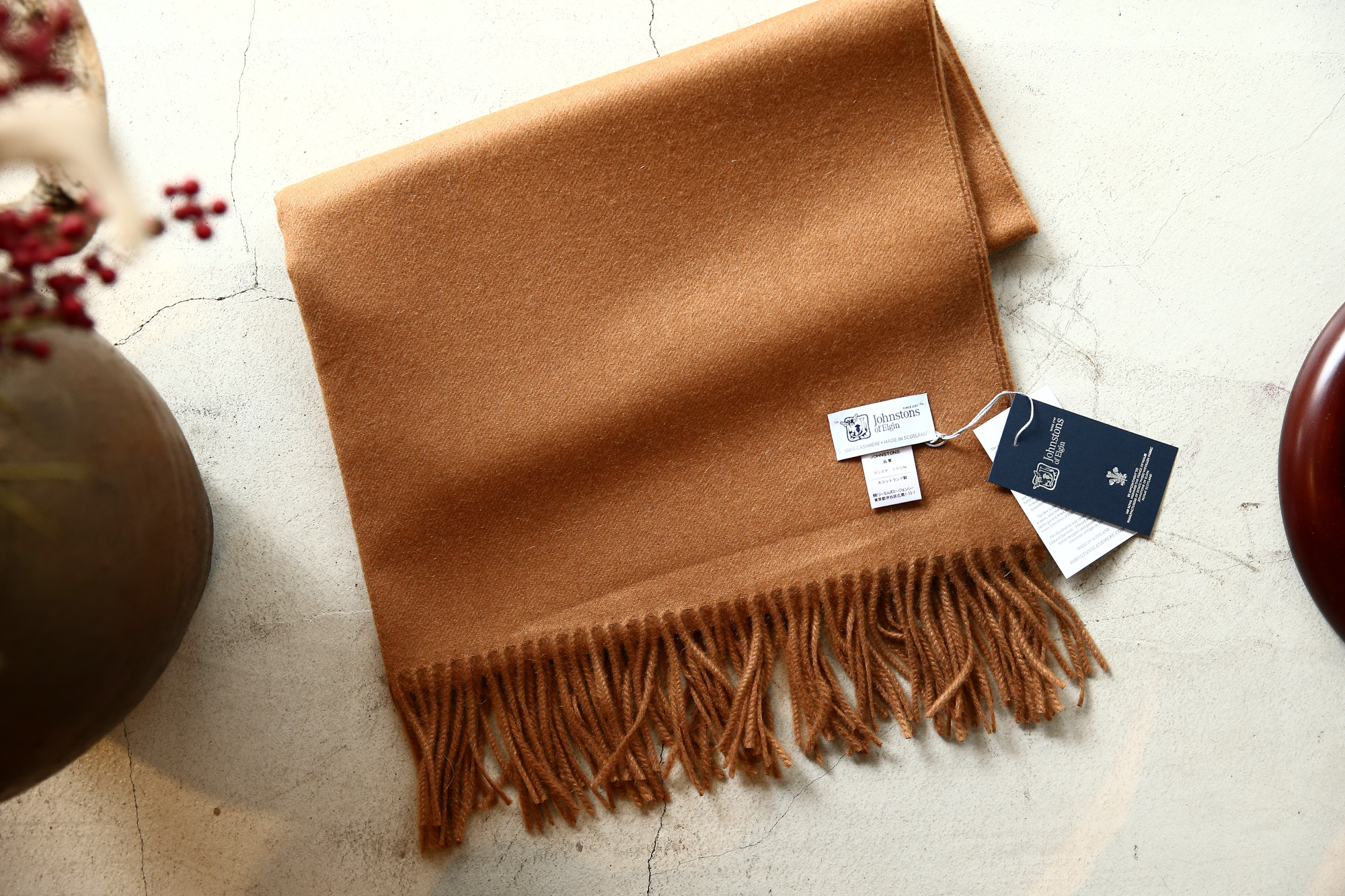 【Johnstons / ジョンストンズ】 WA56 STOLE Cashmere 100% カシミア 大判 ストール DARK CAMEL (ダークキャメル・SB0311) Made in Scotland (スコットランド製) 2017秋冬新作 johnstons ジョンストンズ 愛知　名古屋 Alto e Diritto アルト エ デリット WA56 WA57 大判 ストール カシミア ウール ニットウェア CASHIMERE　CAMEL HAIR　キャメルヘアー  LAMBS WOOL  MERINO WOOL メリノウール ストール マフラー ショールカラー ニット クルーニット タートルニット　SE7234　Merlot　SE7233 Port　SD4415 Nightshade　HA0200 Light Grey　SB0026 Powder　SB0204 Snow　HD0027 Vintage Blue　SD0707 Navy　SC7140 Peacock　SC0700 Tartan Green　SB1058 Cream　HB0333 otter　SB0311 Dark Camel　SA0000 White　HA0200 Light Grey　HA0501 Mid Gey　SA0900 Black