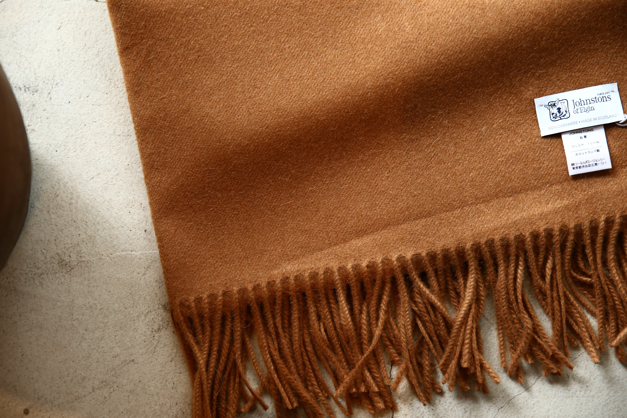 【Johnstons / ジョンストンズ】 WA56 STOLE Cashmere 100% カシミア 大判 ストール DARK CAMEL (ダークキャメル・SB0311) Made in Scotland (スコットランド製) 2017秋冬新作 johnstons ジョンストンズ 愛知　名古屋 Alto e Diritto アルト エ デリット WA56 WA57 大判 ストール カシミア ウール ニットウェア CASHIMERE　CAMEL HAIR　キャメルヘアー  LAMBS WOOL  MERINO WOOL メリノウール ストール マフラー ショールカラー ニット クルーニット タートルニット　SE7234　Merlot　SE7233 Port　SD4415 Nightshade　HA0200 Light Grey　SB0026 Powder　SB0204 Snow　HD0027 Vintage Blue　SD0707 Navy　SC7140 Peacock　SC0700 Tartan Green　SB1058 Cream　HB0333 otter　SB0311 Dark Camel　SA0000 White　HA0200 Light Grey　HA0501 Mid Gey　SA0900 Black