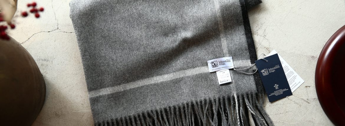 【Johnstons / ジョンストンズ】 WA56 STOLE Cashmere 100% カシミア 大判 ストール GREY BORDER (グレーボーダー・AU1737) Made in Scotland (スコットランド製) 2017秋冬新作 johnstons ジョンストンズ 愛知　名古屋 ZODIAC ゾディアック WA56 WA57 大判 ストール カシミア ウール ニットウェア CASHIMERE　CAMEL HAIR　キャメルヘアー LAMBS WOOL MERINO WOOL メリノウール ストール マフラー ショールカラー ニット クルーニット タートルニット　SE7234　Merlot　SE7233 Port　SD4415 Nightshade　HA0200 Light Grey　SB0026 Powder　SB0204 Snow　HD0027 Vintage Blue　SD0707 Navy　SC7140 Peacock　SC0700 Tartan Green　SB1058 Cream　HB0333 otter　SB0311 Dark Camel　SA0000 White　HA0200 Light Grey　HA0501 Mid Gey　SA0900 Black