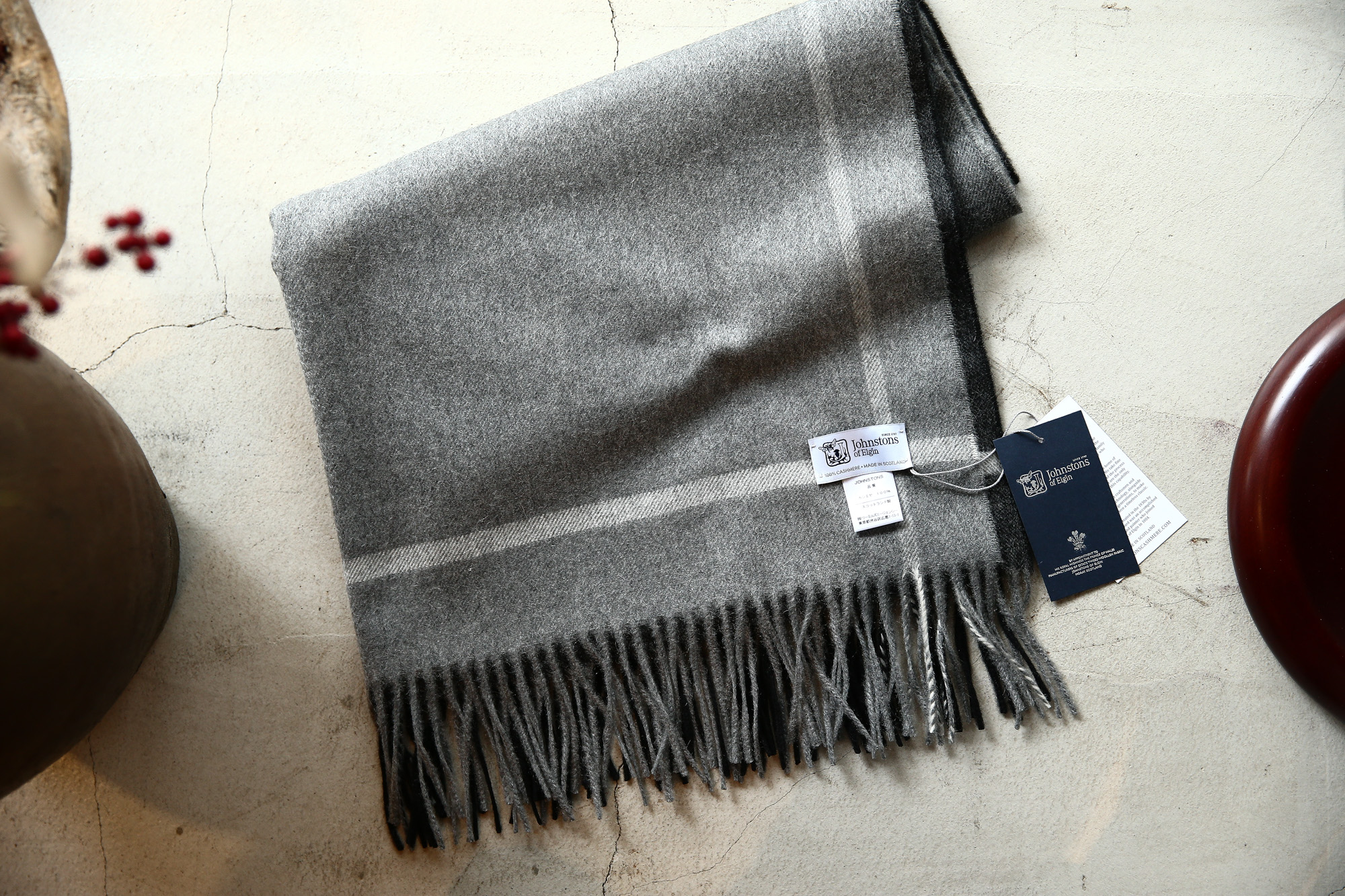 【Johnstons / ジョンストンズ】 WA56 STOLE Cashmere 100% カシミア 大判 ストール GREY BORDER (グレーボーダー・AU1737) Made in Scotland (スコットランド製) 2017秋冬新作 johnstons ジョンストンズ 愛知　名古屋 Alto e Diritto アルト エ デリット WA56 WA57 大判 ストール カシミア ウール ニットウェア CASHIMERE　CAMEL HAIR　キャメルヘアー  LAMBS WOOL  MERINO WOOL メリノウール ストール マフラー ショールカラー ニット クルーニット タートルニット　SE7234　Merlot　SE7233 Port　SD4415 Nightshade　HA0200 Light Grey　SB0026 Powder　SB0204 Snow　HD0027 Vintage Blue　SD0707 Navy　SC7140 Peacock　SC0700 Tartan Green　SB1058 Cream　HB0333 otter　SB0311 Dark Camel　SA0000 White　HA0200 Light Grey　HA0501 Mid Gey　SA0900 Black