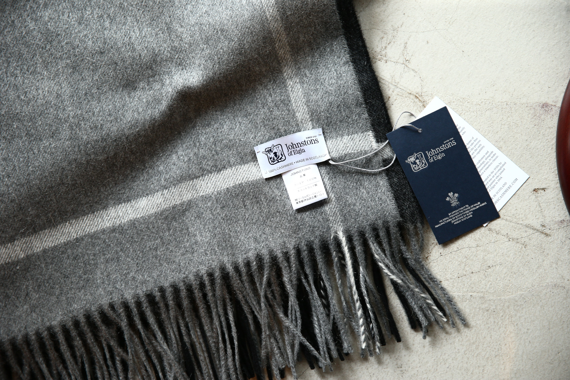 【Johnstons / ジョンストンズ】 WA56 STOLE Cashmere 100% カシミア 大判 ストール GREY BORDER (グレーボーダー・AU1737) Made in Scotland (スコットランド製) 2017秋冬新作 johnstons ジョンストンズ 愛知　名古屋 Alto e Diritto アルト エ デリット WA56 WA57 大判 ストール カシミア ウール ニットウェア CASHIMERE　CAMEL HAIR　キャメルヘアー  LAMBS WOOL  MERINO WOOL メリノウール ストール マフラー ショールカラー ニット クルーニット タートルニット　SE7234　Merlot　SE7233 Port　SD4415 Nightshade　HA0200 Light Grey　SB0026 Powder　SB0204 Snow　HD0027 Vintage Blue　SD0707 Navy　SC7140 Peacock　SC0700 Tartan Green　SB1058 Cream　HB0333 otter　SB0311 Dark Camel　SA0000 White　HA0200 Light Grey　HA0501 Mid Gey　SA0900 Black