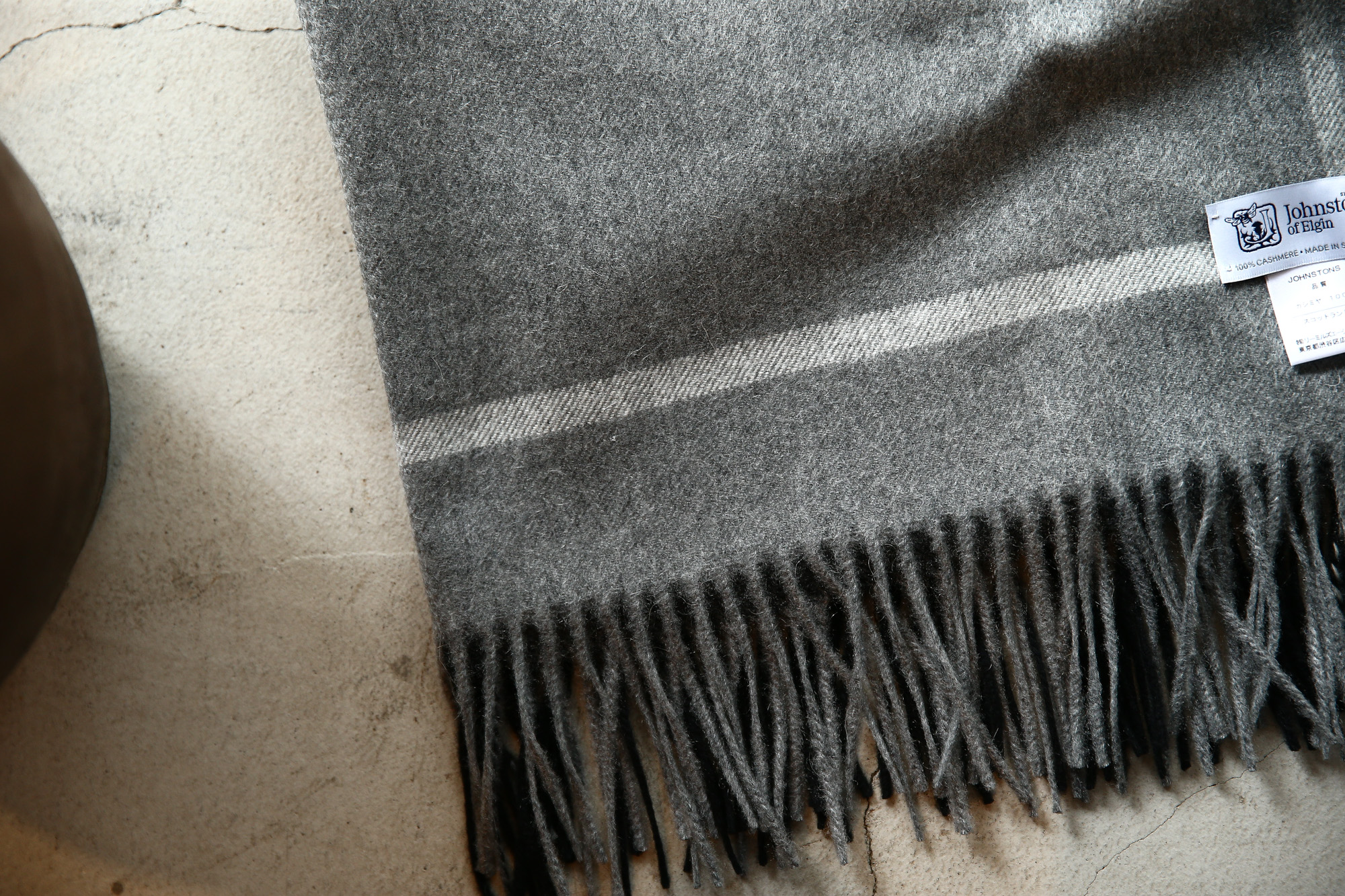 【Johnstons / ジョンストンズ】 WA56 STOLE Cashmere 100% カシミア 大判 ストール GREY BORDER (グレーボーダー・AU1737) Made in Scotland (スコットランド製) 2017秋冬新作 johnstons ジョンストンズ 愛知　名古屋 Alto e Diritto アルト エ デリット WA56 WA57 大判 ストール カシミア ウール ニットウェア CASHIMERE　CAMEL HAIR　キャメルヘアー  LAMBS WOOL  MERINO WOOL メリノウール ストール マフラー ショールカラー ニット クルーニット タートルニット　SE7234　Merlot　SE7233 Port　SD4415 Nightshade　HA0200 Light Grey　SB0026 Powder　SB0204 Snow　HD0027 Vintage Blue　SD0707 Navy　SC7140 Peacock　SC0700 Tartan Green　SB1058 Cream　HB0333 otter　SB0311 Dark Camel　SA0000 White　HA0200 Light Grey　HA0501 Mid Gey　SA0900 Black