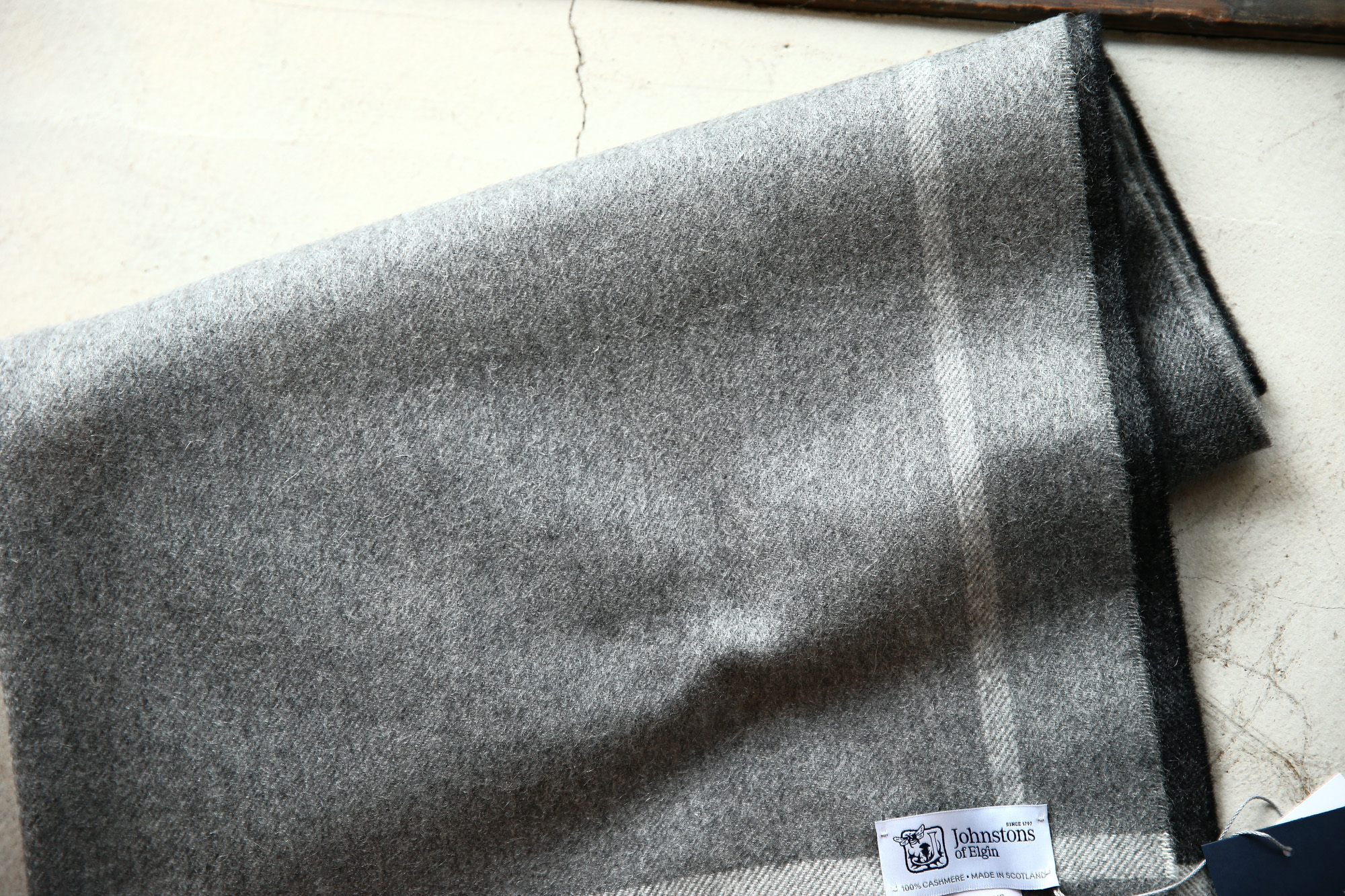 【Johnstons / ジョンストンズ】 WA56 STOLE Cashmere 100% カシミア 大判 ストール GREY BORDER (グレーボーダー・AU1737) Made in Scotland (スコットランド製) 2017秋冬新作 johnstons ジョンストンズ 愛知　名古屋 Alto e Diritto アルト エ デリット WA56 WA57 大判 ストール カシミア ウール ニットウェア CASHIMERE　CAMEL HAIR　キャメルヘアー  LAMBS WOOL  MERINO WOOL メリノウール ストール マフラー ショールカラー ニット クルーニット タートルニット　SE7234　Merlot　SE7233 Port　SD4415 Nightshade　HA0200 Light Grey　SB0026 Powder　SB0204 Snow　HD0027 Vintage Blue　SD0707 Navy　SC7140 Peacock　SC0700 Tartan Green　SB1058 Cream　HB0333 otter　SB0311 Dark Camel　SA0000 White　HA0200 Light Grey　HA0501 Mid Gey　SA0900 Black