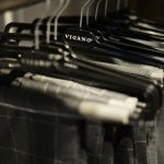 VIGANO (ヴィガーノ) RELAX SLACKS (リラックス スラックス) ハウンドトゥース ウィンドウペンチェック イージーパンツ スラックス MEDIUM GRAY (ミディアムグレー・951) , MEDIUM GRAY (ミディアムグレー・951) 2017 秋冬新作のイメージ