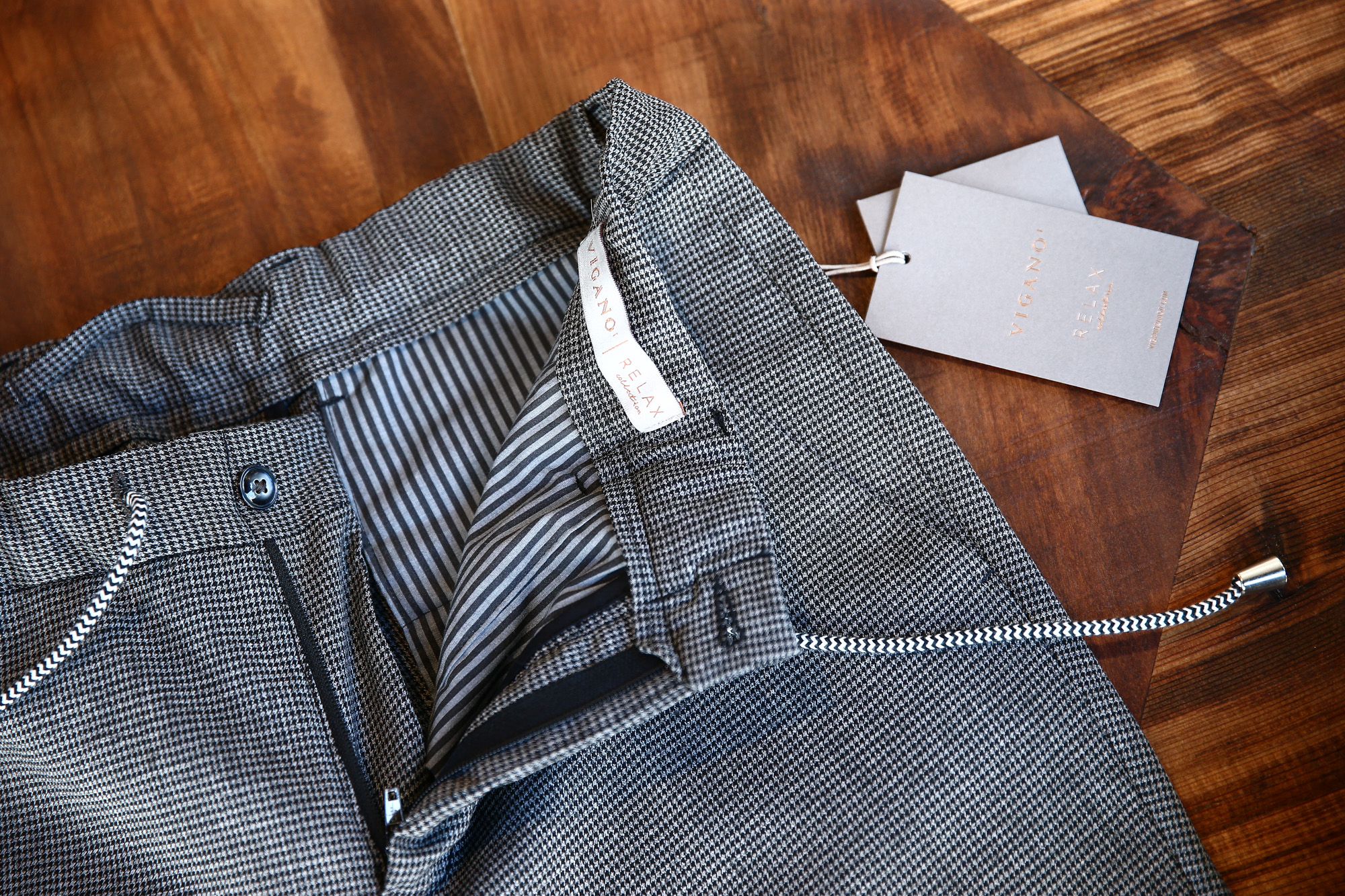 VIGANO (ヴィガーノ) RELAX SLACKS (リラックス スラックス) ウォッシャブルウール ハウンドトゥース テーパード イージーパンツ スラックス MEDIUM GRAY (ミディアムグレー・951) 2017 秋冬新作 vigano 愛知 名古屋 Alto e Diritto アルト エ デリット