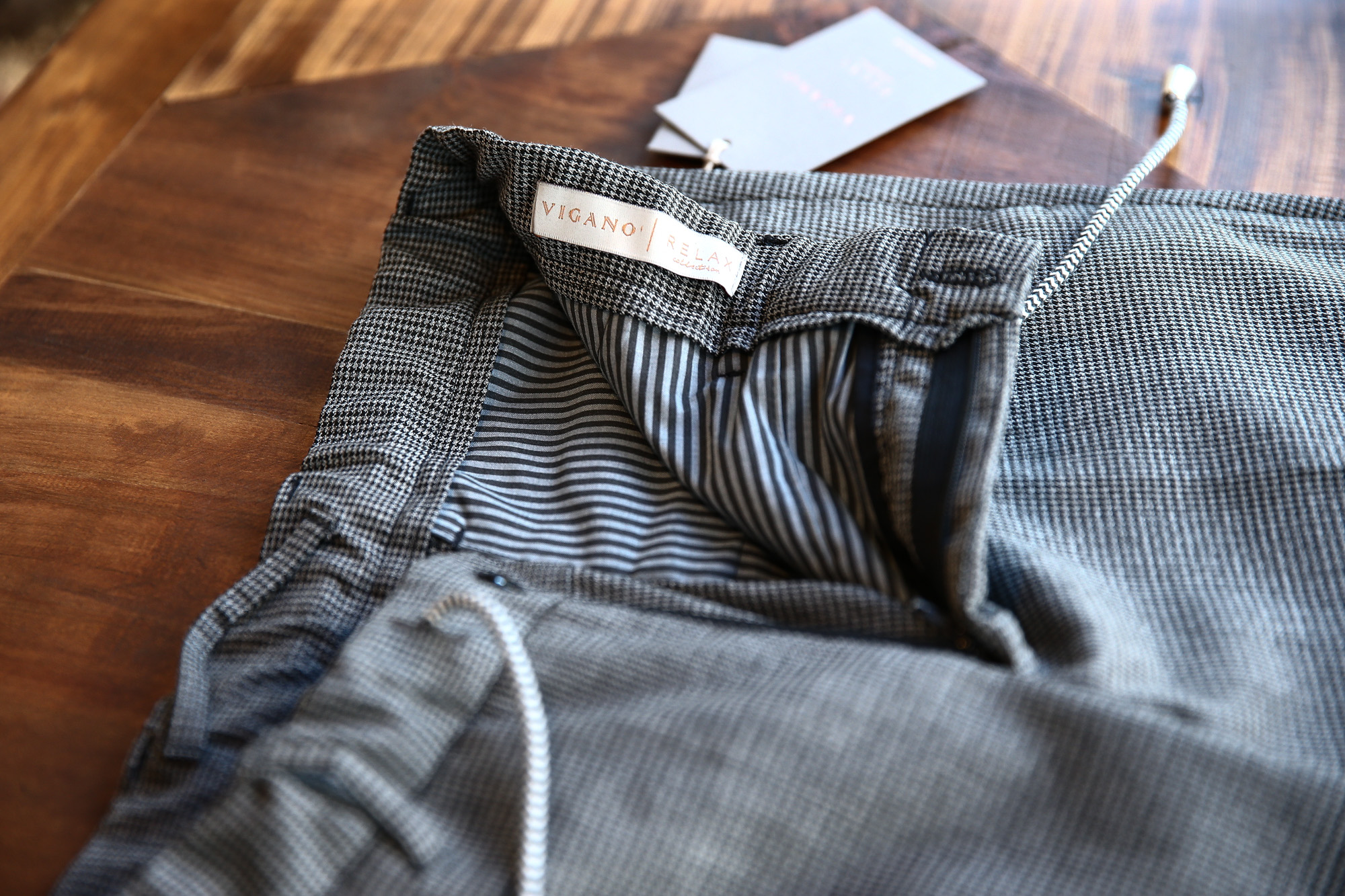 VIGANO (ヴィガーノ) RELAX SLACKS (リラックス スラックス) ウォッシャブルウール ハウンドトゥース テーパード イージーパンツ スラックス MEDIUM GRAY (ミディアムグレー・951) 2017 秋冬新作 vigano 愛知 名古屋 Alto e Diritto アルト エ デリット