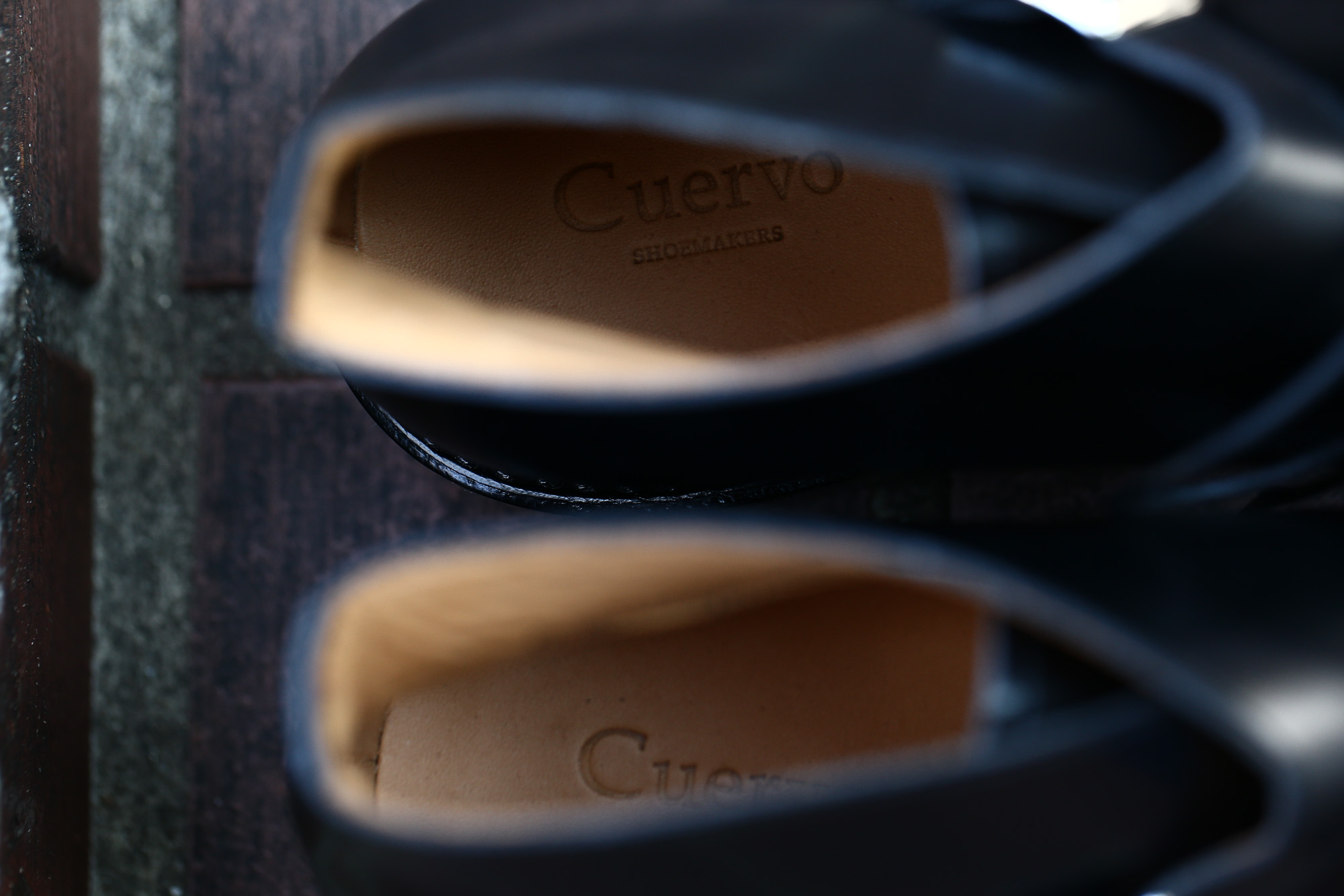 Cuervo (クエルボ) 【Derringer /// デリンジャー】 Annonay Vocalou Calf Leather アノネイ社 ボカルーカーフレザー Double Leather Sole Chukka Boots チャッカブーツ  BLACK(ブラック) MADE IN JAPAN(日本製) 2017 秋冬新作 Annonay Vocalou Calf Leather Goodyear Welt Process Leather Sole  BLACK MADE IN JAPAN 愛知 名古屋 Alto e Diritto アルト エ デリット クエルボ cuervo ブーツ ブライドルレザー 牛革 ブライドル ブーツ　コラボレート ヒロシツボウチ 坪内浩 エンツォボナフェ ボナフェ ベネチアンクリーム JOHN LOBB ジョンロブ CHURCH’S チャーチ JOSEPH CHEANEY ジョセフチーニー CORTHAY コルテ ALFRED SARGENT アルフレッドサージェント CROCKETT&JONES クロケットジョーンズ F.LLI GIACOMETTI フラテッリジャコメッティ ENZO BONAFE エンツォボナフェ BETTANIN&VENTURI ベッタニンヴェントゥーリ JALAN SRIWIJAYA ジャランスリウァヤ J.W.WESTON ジェイエムウエストン SANTONI サントーニ SERGIO ROSSI セルジオロッシ CARMINA カルミナ