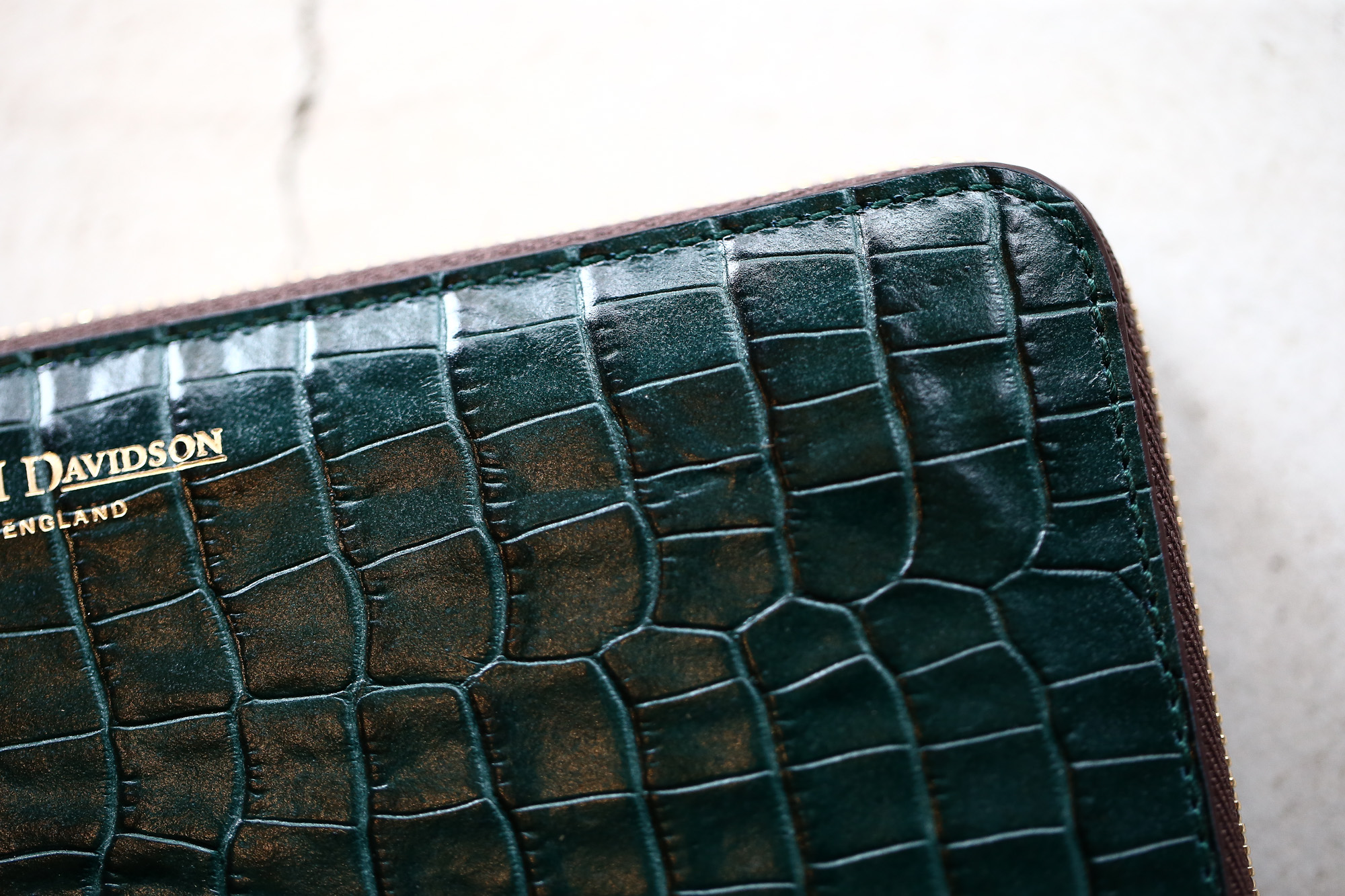 J&M DAVIDSON (ジェイアンドエムデヴィッドソン) ELONGATED ZIP WALLET (エロンゲーテッド ジップ ウォレット) 7444 SMALL MOCK CROC (クロコダイル型押し) 長財布 ウォレット BOTTLE GREEN / NIGTH (ボトルグリーン / ナイト・4800) Made in spain (スペイン製) 2017 秋冬新作 jandmdavidson jmdavidson 財布 サイフ 愛知 名古屋 Alto e Diritto アルト エ デリット