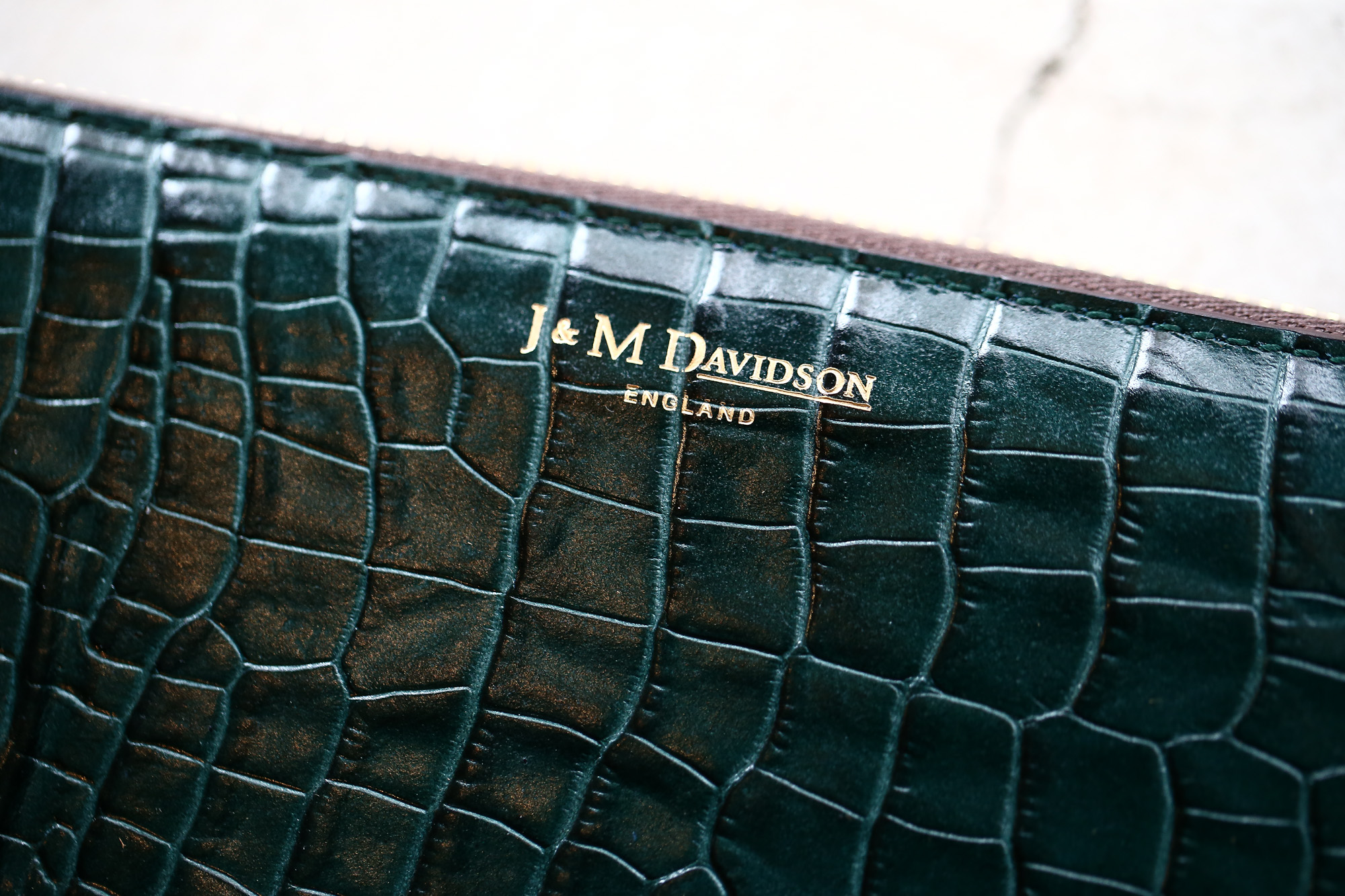 J&M DAVIDSON (ジェイアンドエムデヴィッドソン) ELONGATED ZIP WALLET (エロンゲーテッド ジップ ウォレット) 7444 SMALL MOCK CROC (クロコダイル型押し) 長財布 ウォレット BOTTLE GREEN / NIGTH (ボトルグリーン / ナイト・4800) Made in spain (スペイン製) 2017 秋冬新作 jandmdavidson jmdavidson 財布 サイフ 愛知 名古屋 Alto e Diritto アルト エ デリット