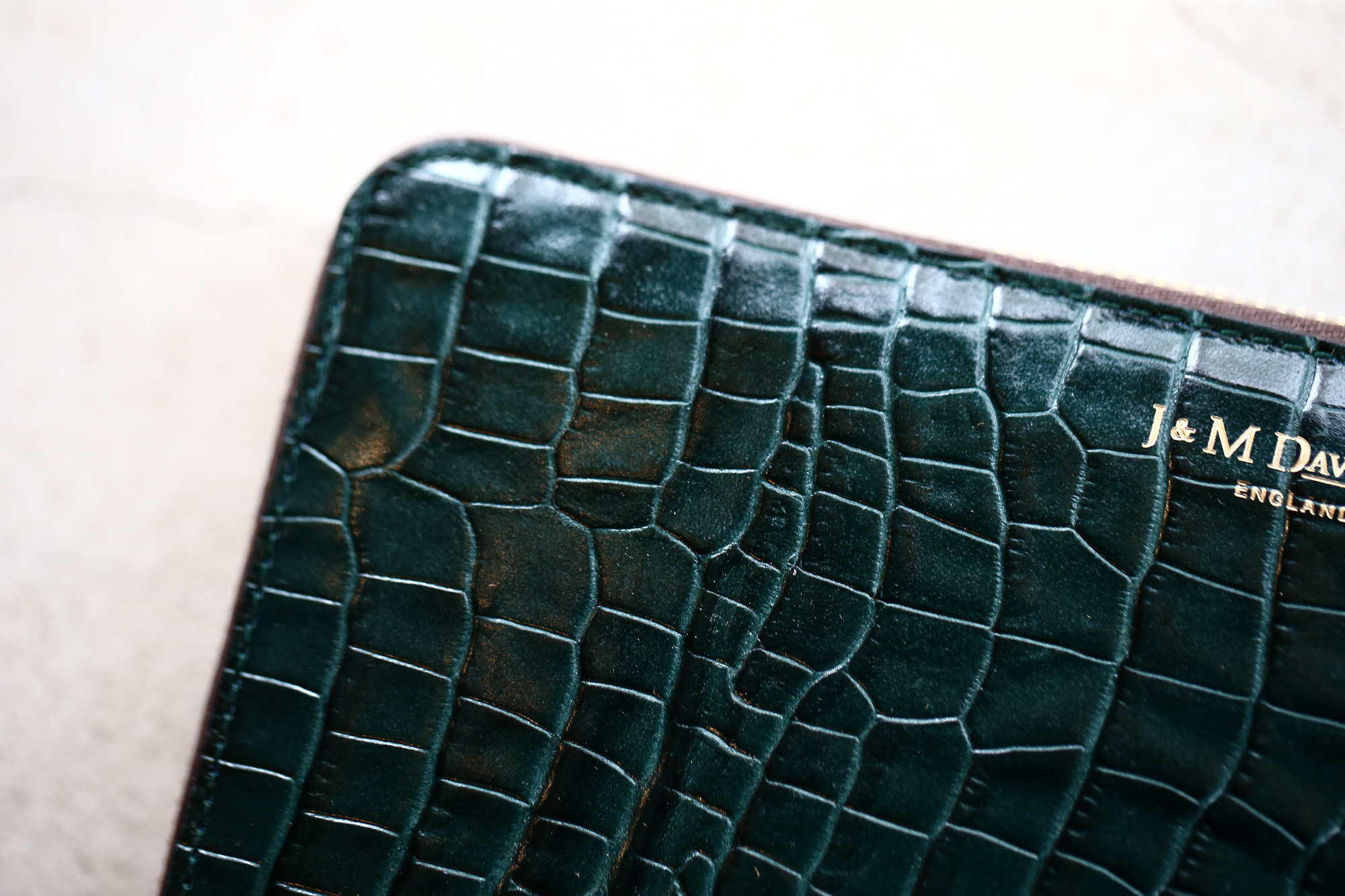 J&M DAVIDSON (ジェイアンドエムデヴィッドソン) ELONGATED ZIP WALLET (エロンゲーテッド ジップ ウォレット) 7444 SMALL MOCK CROC (クロコダイル型押し) 長財布 ウォレット BOTTLE GREEN / NIGTH (ボトルグリーン / ナイト・4800) Made in spain (スペイン製) 2017 秋冬新作 jandmdavidson jmdavidson 財布 サイフ 愛知 名古屋 Alto e Diritto アルト エ デリット