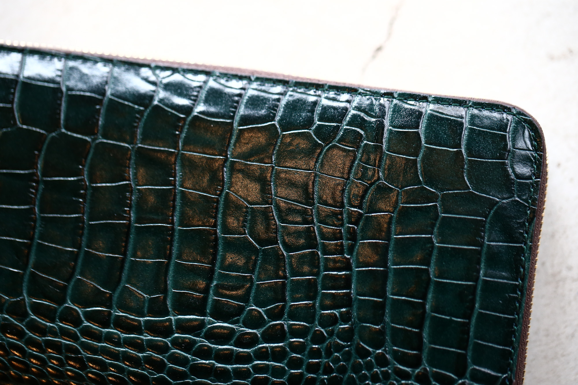 J&M DAVIDSON (ジェイアンドエムデヴィッドソン) ELONGATED ZIP WALLET (エロンゲーテッド ジップ ウォレット) 7444 SMALL MOCK CROC (クロコダイル型押し) 長財布 ウォレット BOTTLE GREEN / NIGTH (ボトルグリーン / ナイト・4800) Made in spain (スペイン製) 2017 秋冬新作 jandmdavidson jmdavidson 財布 サイフ 愛知 名古屋 Alto e Diritto アルト エ デリット