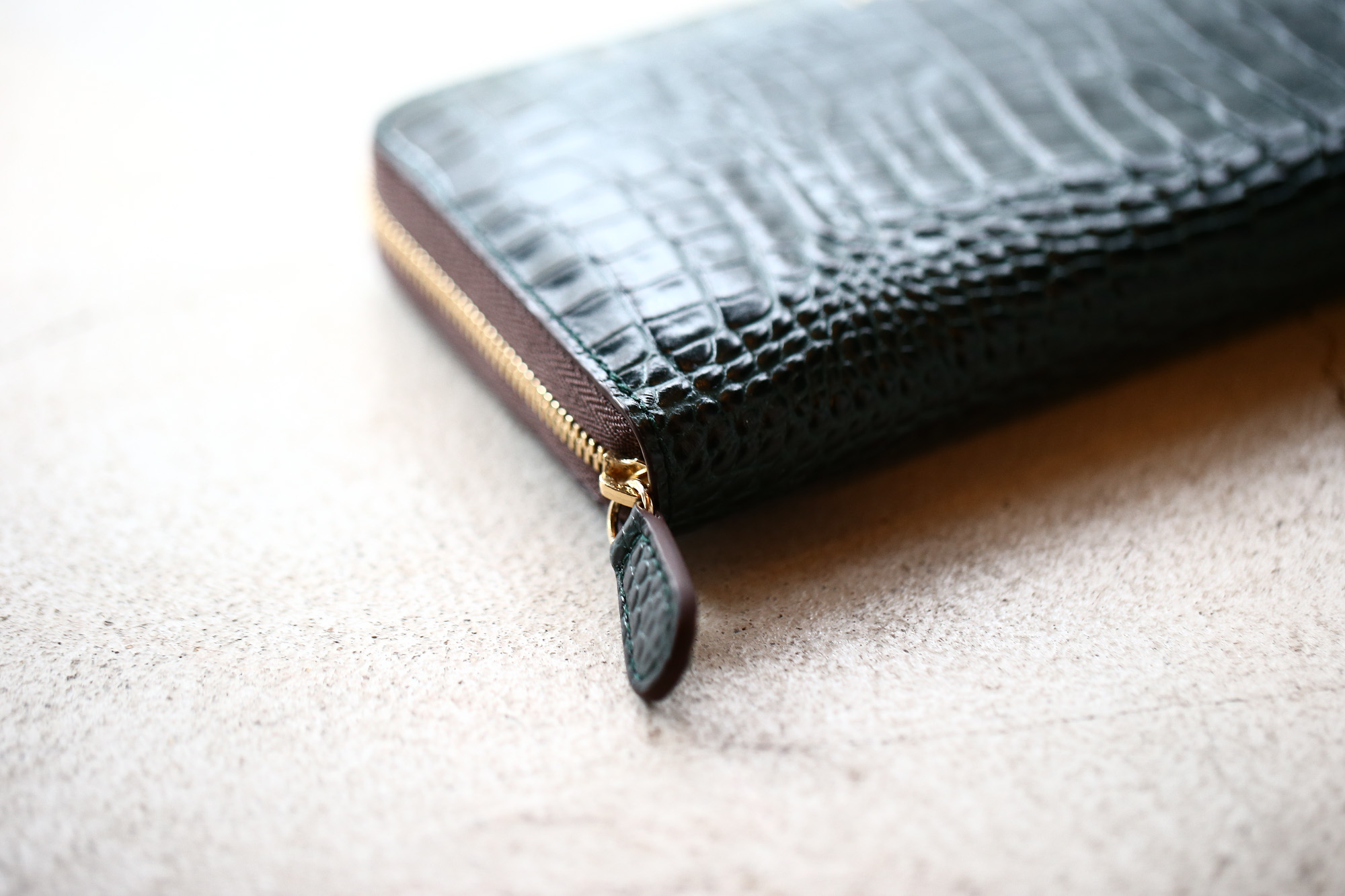 J&M DAVIDSON (ジェイアンドエムデヴィッドソン) ELONGATED ZIP WALLET (エロンゲーテッド ジップ ウォレット) 7444 SMALL MOCK CROC (クロコダイル型押し) 長財布 ウォレット BOTTLE GREEN / NIGTH (ボトルグリーン / ナイト・4800) Made in spain (スペイン製) 2017 秋冬新作 jandmdavidson jmdavidson 財布 サイフ 愛知 名古屋 Alto e Diritto アルト エ デリット