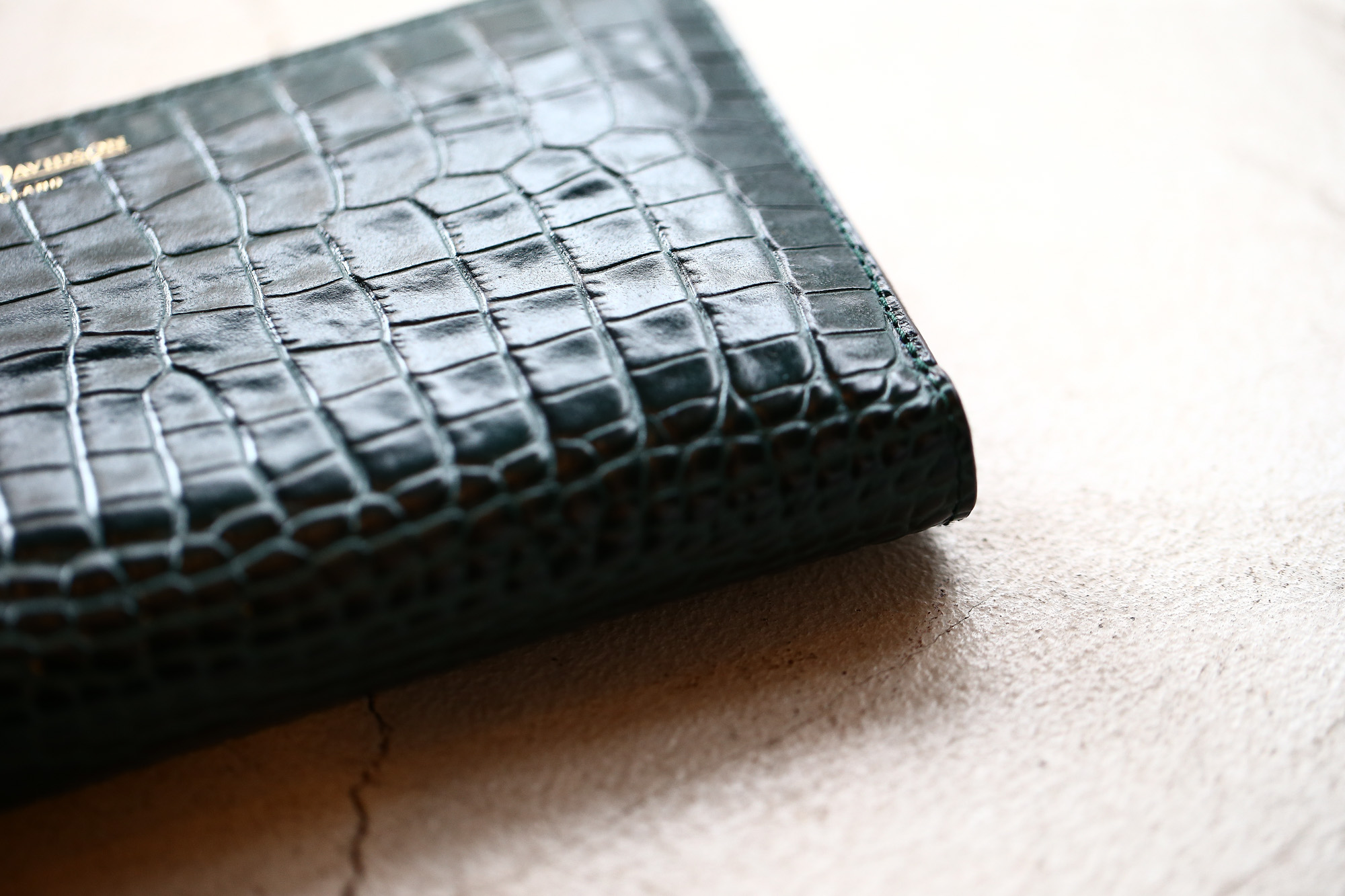 J&M DAVIDSON (ジェイアンドエムデヴィッドソン) ELONGATED ZIP WALLET (エロンゲーテッド ジップ ウォレット) 7444 SMALL MOCK CROC (クロコダイル型押し) 長財布 ウォレット BOTTLE GREEN / NIGTH (ボトルグリーン / ナイト・4800) Made in spain (スペイン製) 2017 秋冬新作 jandmdavidson jmdavidson 財布 サイフ 愛知 名古屋 Alto e Diritto アルト エ デリット