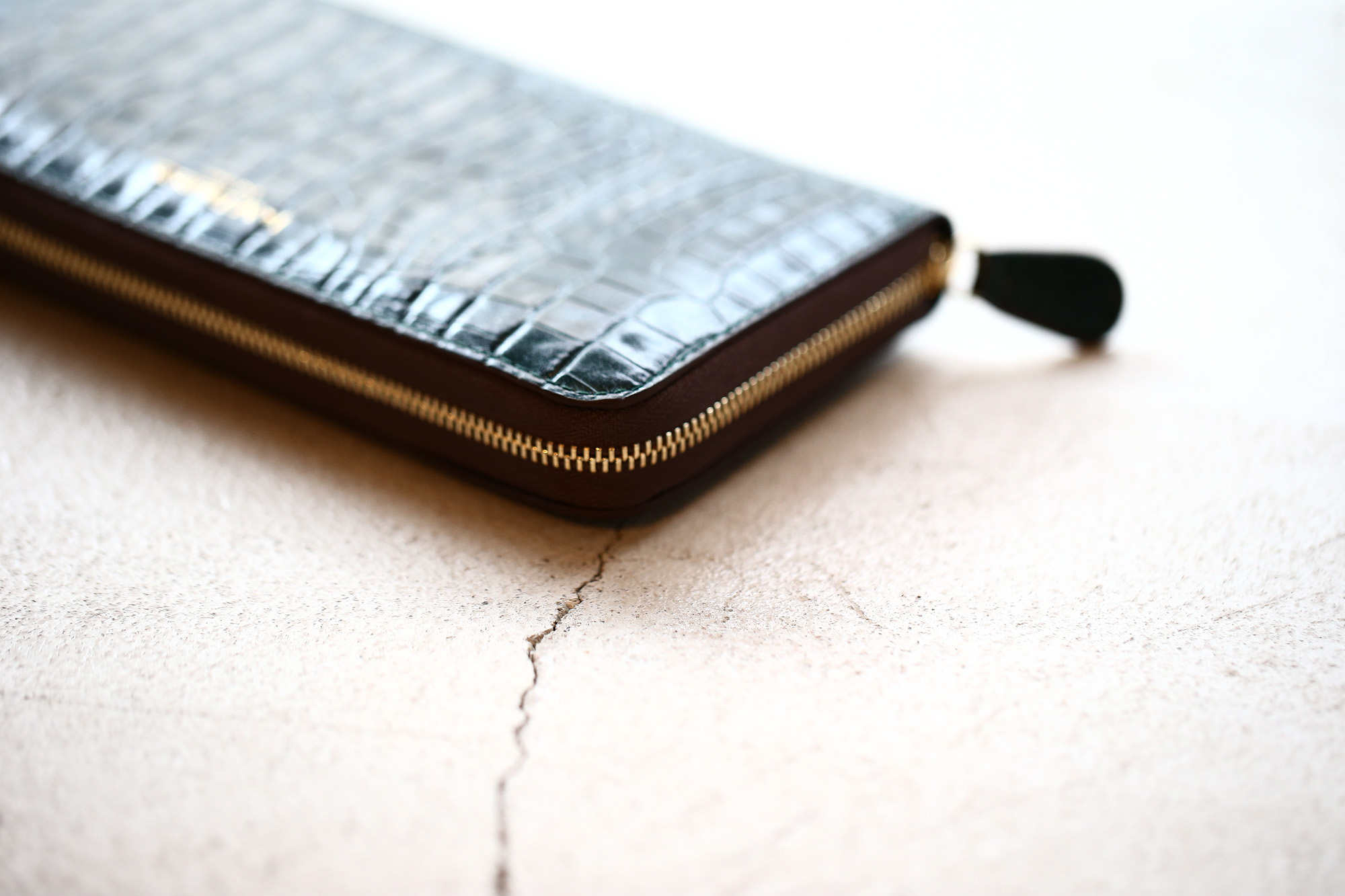 J&M DAVIDSON (ジェイアンドエムデヴィッドソン) ELONGATED ZIP WALLET (エロンゲーテッド ジップ ウォレット) 7444 SMALL MOCK CROC (クロコダイル型押し) 長財布 ウォレット BOTTLE GREEN / NIGTH (ボトルグリーン / ナイト・4800) Made in spain (スペイン製) 2017 秋冬新作 jandmdavidson jmdavidson 財布 サイフ 愛知 名古屋 Alto e Diritto アルト エ デリット