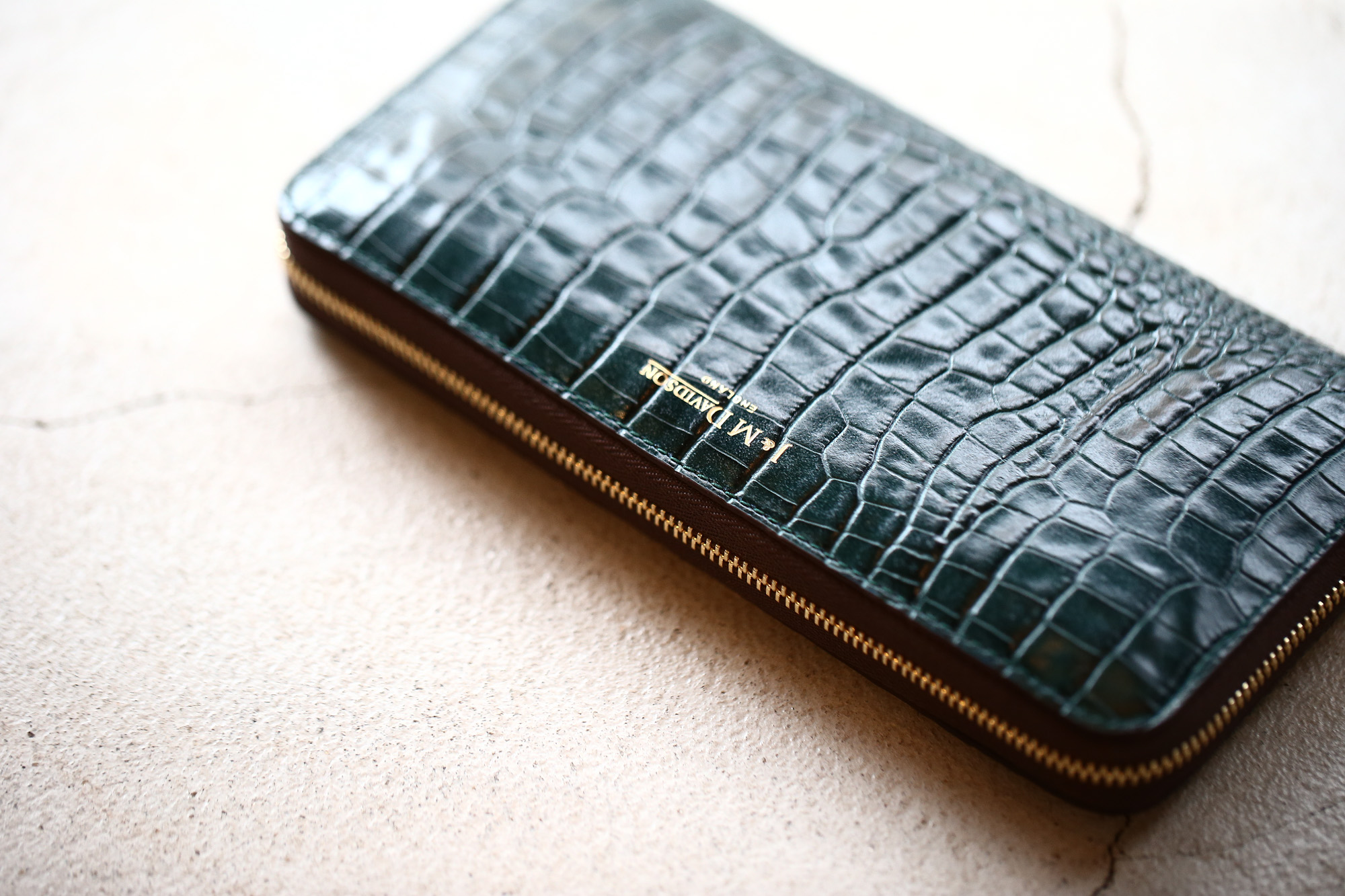 J&M DAVIDSON (ジェイアンドエムデヴィッドソン) ELONGATED ZIP WALLET (エロンゲーテッド ジップ ウォレット) 7444 SMALL MOCK CROC (クロコダイル型押し) 長財布 ウォレット BOTTLE GREEN / NIGTH (ボトルグリーン / ナイト・4800) Made in spain (スペイン製) 2017 秋冬新作 jandmdavidson jmdavidson 財布 サイフ 愛知 名古屋 Alto e Diritto アルト エ デリット