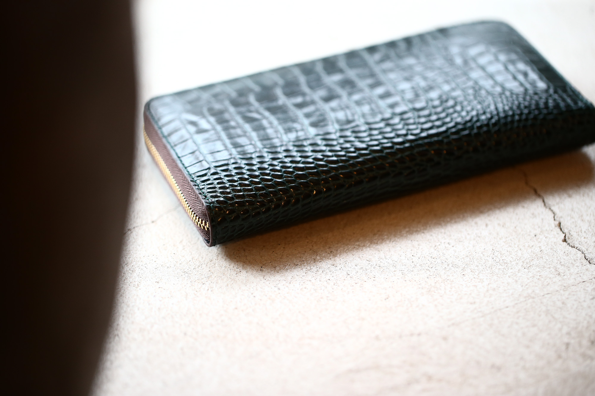 J&M DAVIDSON (ジェイアンドエムデヴィッドソン) ELONGATED ZIP WALLET (エロンゲーテッド ジップ ウォレット) 7444 SMALL MOCK CROC (クロコダイル型押し) 長財布 ウォレット BOTTLE GREEN / NIGTH (ボトルグリーン / ナイト・4800) Made in spain (スペイン製) 2017 秋冬新作 jandmdavidson jmdavidson 財布 サイフ 愛知 名古屋 Alto e Diritto アルト エ デリット