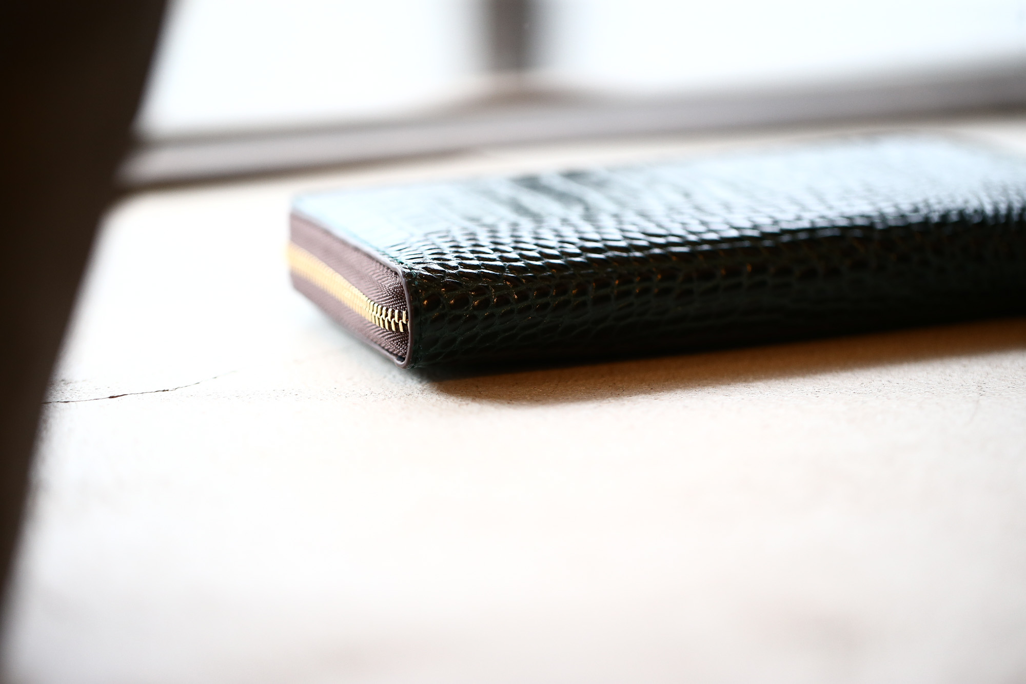 J&M DAVIDSON (ジェイアンドエムデヴィッドソン) ELONGATED ZIP WALLET (エロンゲーテッド ジップ ウォレット) 7444 SMALL MOCK CROC (クロコダイル型押し) 長財布 ウォレット BOTTLE GREEN / NIGTH (ボトルグリーン / ナイト・4800) Made in spain (スペイン製) 2017 秋冬新作 jandmdavidson jmdavidson 財布 サイフ 愛知 名古屋 Alto e Diritto アルト エ デリット