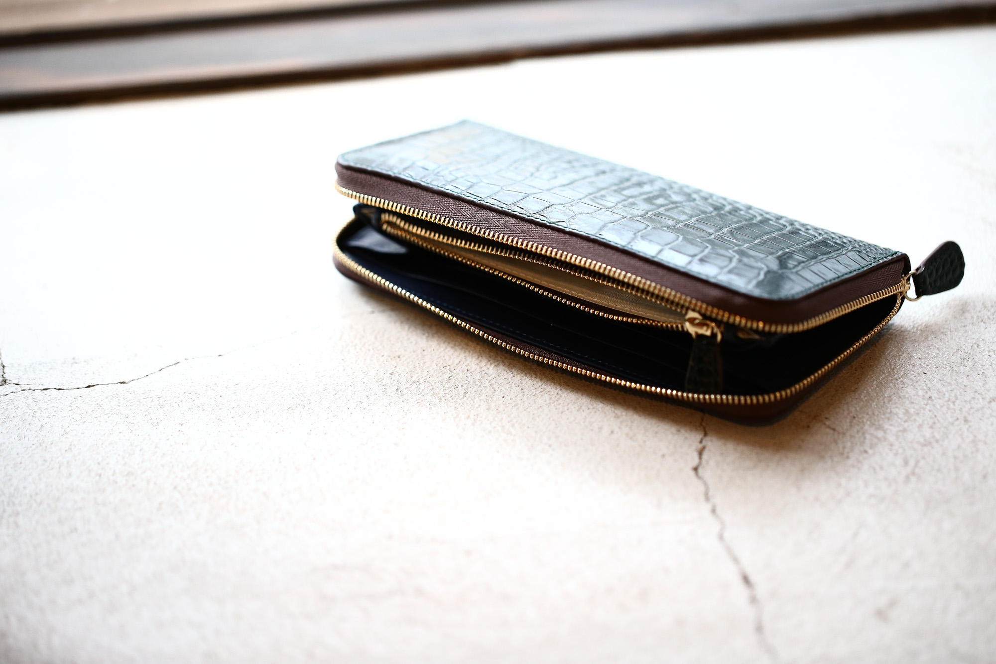 J&M DAVIDSON (ジェイアンドエムデヴィッドソン) ELONGATED ZIP WALLET (エロンゲーテッド ジップ ウォレット) 7444 SMALL MOCK CROC (クロコダイル型押し) 長財布 ウォレット BOTTLE GREEN / NIGTH (ボトルグリーン / ナイト・4800) Made in spain (スペイン製) 2017 秋冬新作 jandmdavidson jmdavidson 財布 サイフ 愛知 名古屋 Alto e Diritto アルト エ デリット