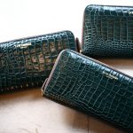 J&M DAVIDSON (ジェイアンドエムデヴィッドソン) ELONGATED ZIP WALLET (エロンゲーテッド ジップ ウォレット) 7444 SMALL MOCK CROC (クロコダイル型押し) 長財布 ウォレット BOTTLE GREEN / NIGTH (ボトルグリーン / ナイト・4800) Made in spain (スペイン製) 2017 秋冬新作のイメージ