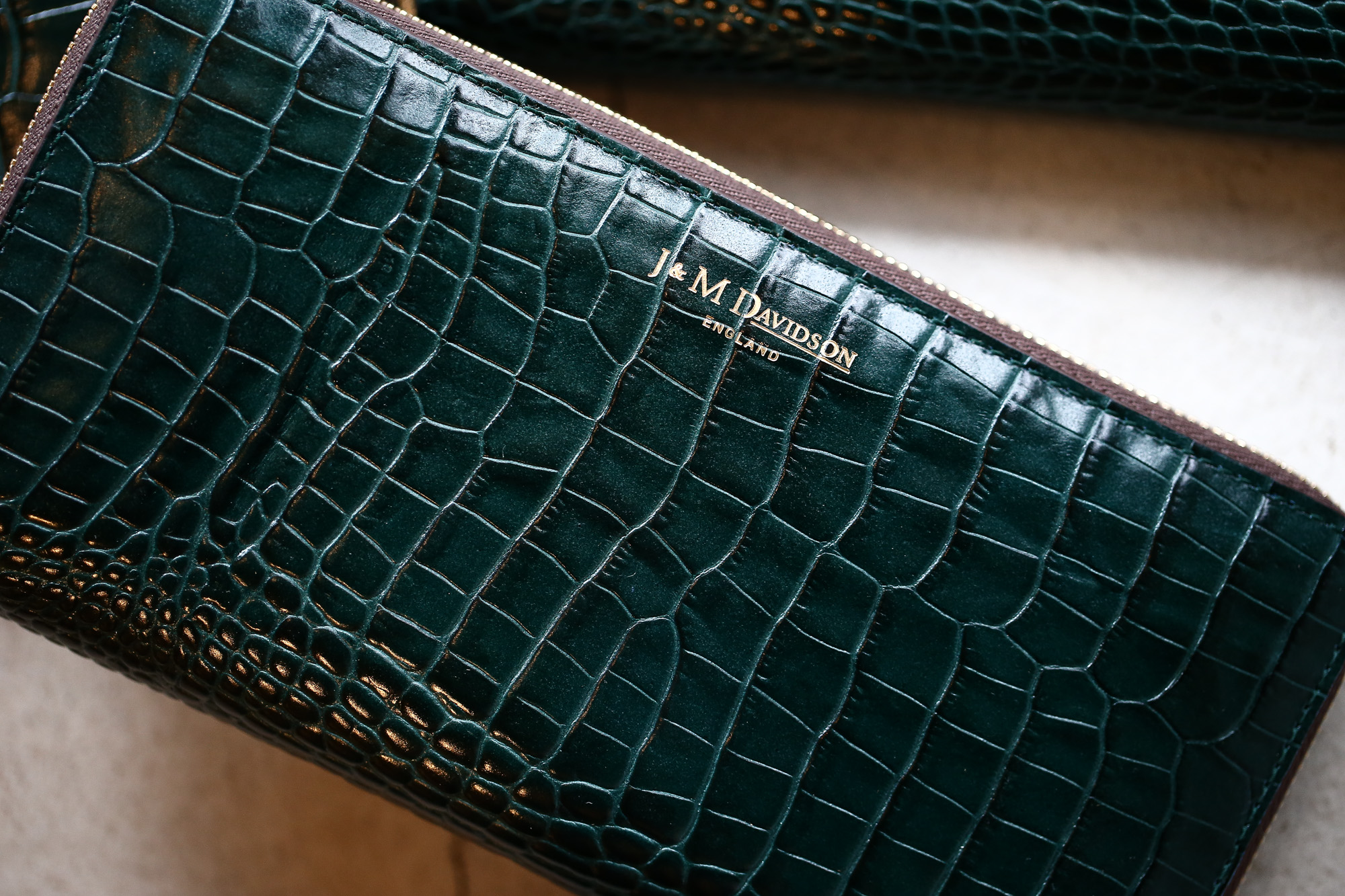 J&M DAVIDSON (ジェイアンドエムデヴィッドソン) ELONGATED ZIP WALLET (エロンゲーテッド ジップ ウォレット) 7444 SMALL MOCK CROC (クロコダイル型押し) 長財布 ウォレット BOTTLE GREEN / NIGTH (ボトルグリーン / ナイト・4800) Made in spain (スペイン製) 2017 秋冬新作 jandmdavidson jmdavidson 財布 サイフ 愛知 名古屋 Alto e Diritto アルト エ デリット