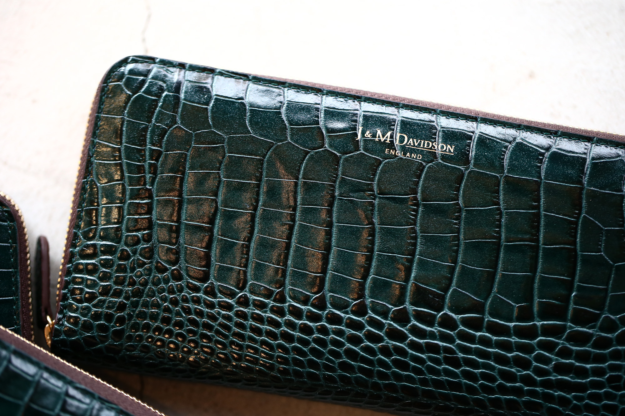 J&M DAVIDSON (ジェイアンドエムデヴィッドソン) ELONGATED ZIP WALLET (エロンゲーテッド ジップ ウォレット) 7444 SMALL MOCK CROC (クロコダイル型押し) 長財布 ウォレット BOTTLE GREEN / NIGTH (ボトルグリーン / ナイト・4800) Made in spain (スペイン製) 2017 秋冬新作 jandmdavidson jmdavidson 財布 サイフ 愛知 名古屋 Alto e Diritto アルト エ デリット