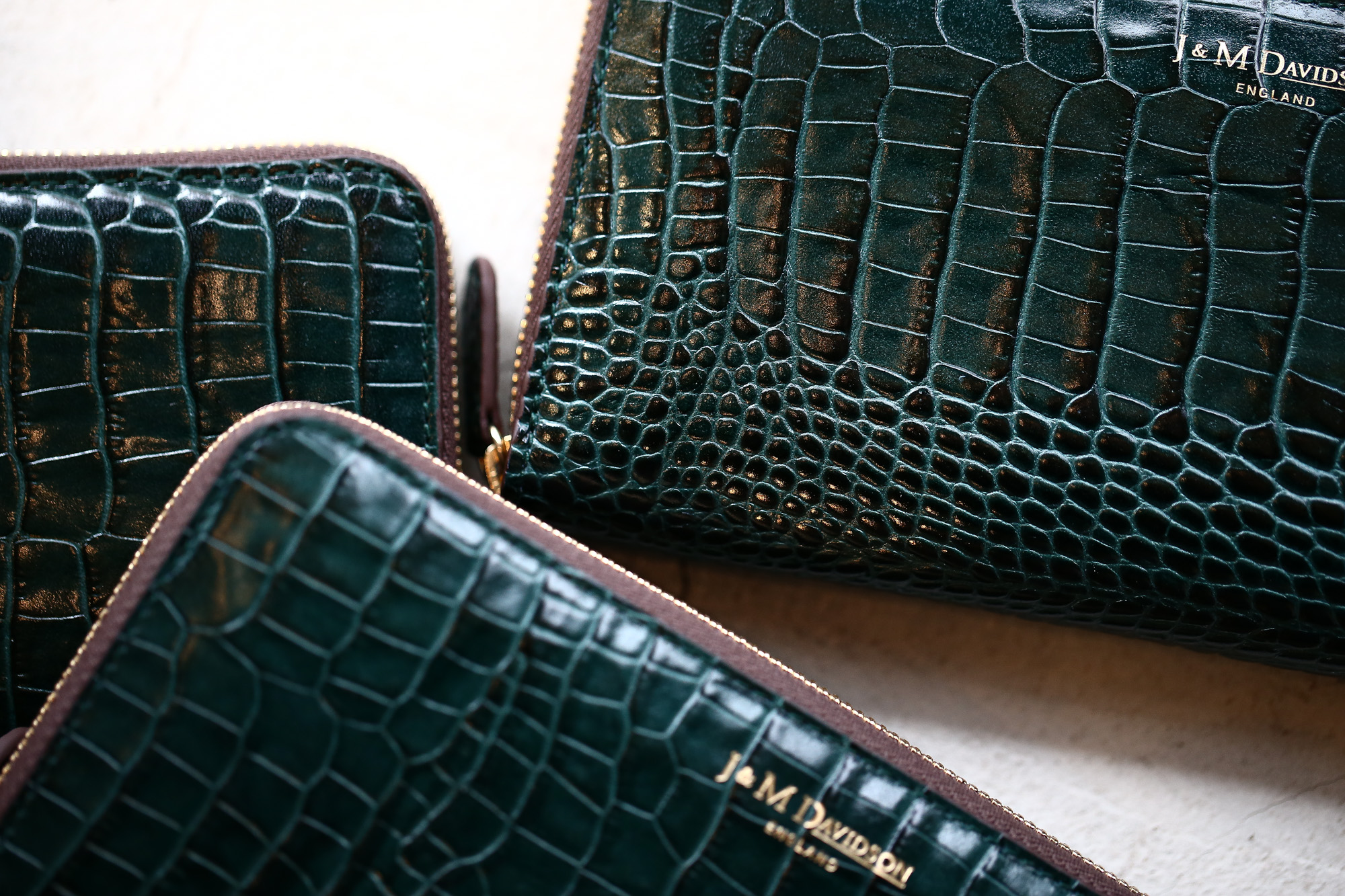 J&M DAVIDSON (ジェイアンドエムデヴィッドソン) ELONGATED ZIP WALLET (エロンゲーテッド ジップ ウォレット) 7444 SMALL MOCK CROC (クロコダイル型押し) 長財布 ウォレット BOTTLE GREEN / NIGTH (ボトルグリーン / ナイト・4800) Made in spain (スペイン製) 2017 秋冬新作 jandmdavidson jmdavidson 財布 サイフ 愛知 名古屋 Alto e Diritto アルト エ デリット