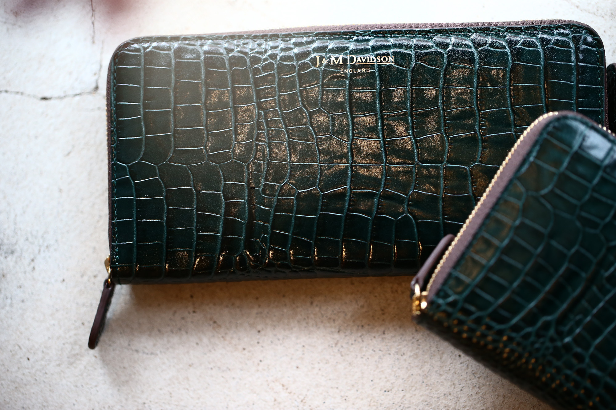 J&M DAVIDSON (ジェイアンドエムデヴィッドソン) ELONGATED ZIP WALLET (エロンゲーテッド ジップ ウォレット) 7444 SMALL MOCK CROC (クロコダイル型押し) 長財布 ウォレット BOTTLE GREEN / NIGTH (ボトルグリーン / ナイト・4800) Made in spain (スペイン製) 2017 秋冬新作 jandmdavidson jmdavidson 財布 サイフ 愛知 名古屋 Alto e Diritto アルト エ デリット