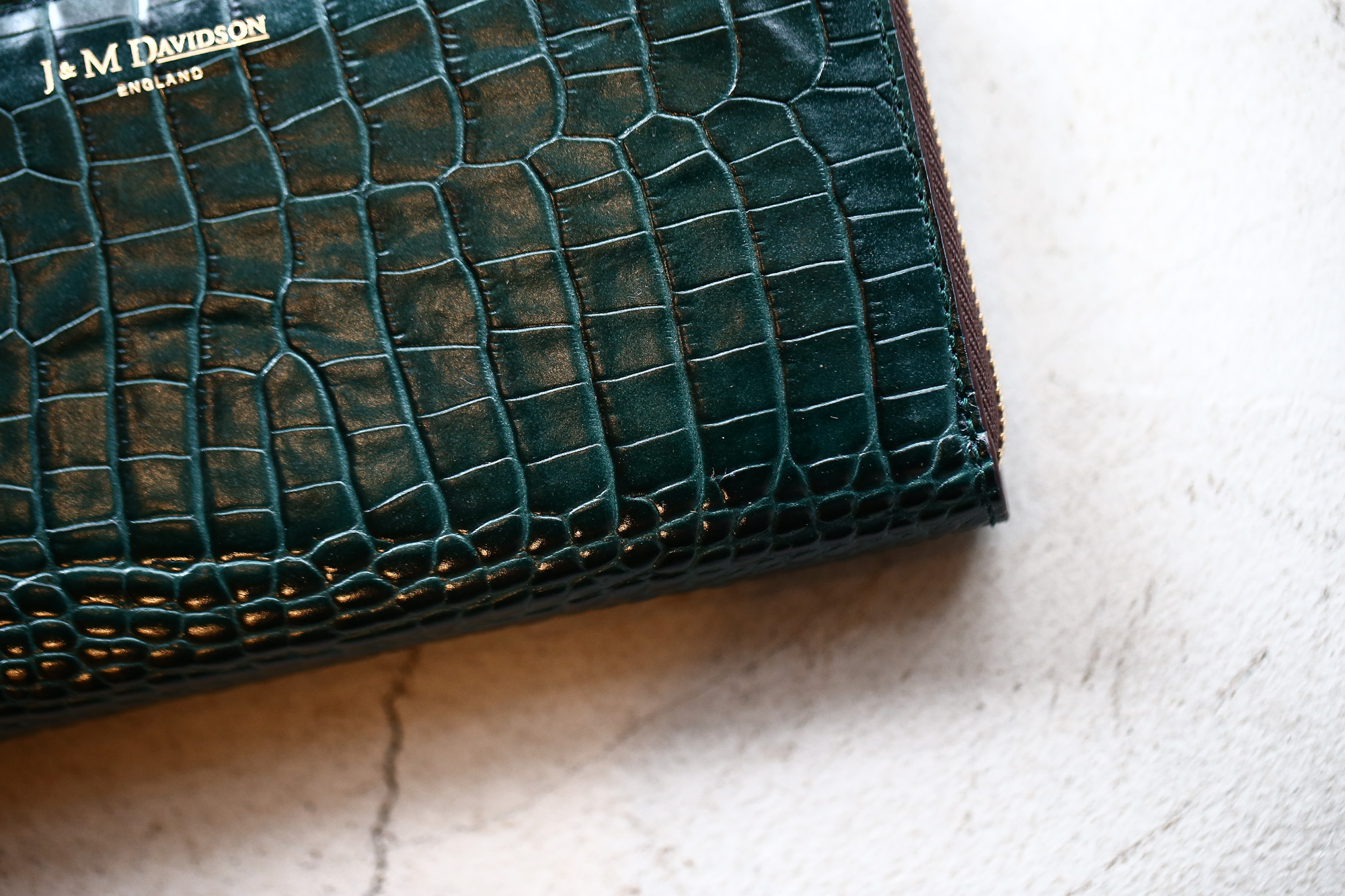 J&M DAVIDSON (ジェイアンドエムデヴィッドソン) ELONGATED ZIP WALLET (エロンゲーテッド ジップ ウォレット) 7444 SMALL MOCK CROC (クロコダイル型押し) 長財布 ウォレット BOTTLE GREEN / NIGTH (ボトルグリーン / ナイト・4800) Made in spain (スペイン製) 2017 秋冬新作 jandmdavidson jmdavidson 財布 サイフ 愛知 名古屋 Alto e Diritto アルト エ デリット