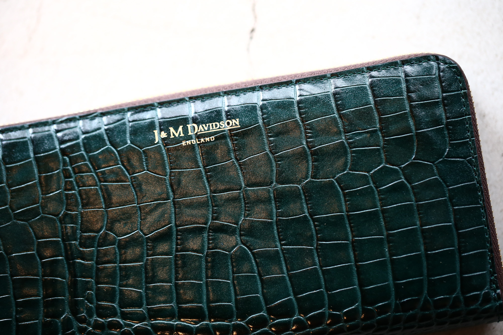 J&M DAVIDSON (ジェイアンドエムデヴィッドソン) ELONGATED ZIP WALLET (エロンゲーテッド ジップ ウォレット) 7444 SMALL MOCK CROC (クロコダイル型押し) 長財布 ウォレット BOTTLE GREEN / NIGTH (ボトルグリーン / ナイト・4800) Made in spain (スペイン製) 2017 秋冬新作 jandmdavidson jmdavidson 財布 サイフ 愛知 名古屋 Alto e Diritto アルト エ デリット