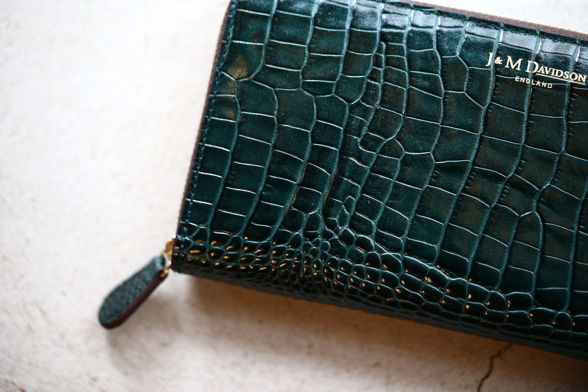 J&M DAVIDSON (ジェイアンドエムデヴィッドソン) ELONGATED ZIP WALLET (エロンゲーテッド ジップ ウォレット) 7444 SMALL MOCK CROC (クロコダイル型押し) 長財布 ウォレット BOTTLE GREEN / NIGTH (ボトルグリーン / ナイト・4800) Made in spain (スペイン製) 2017 秋冬新作 jandmdavidson jmdavidson 財布 サイフ 愛知 名古屋 Alto e Diritto アルト エ デリット