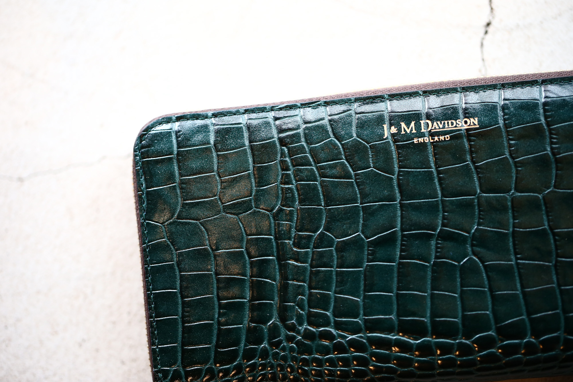 J&M DAVIDSON (ジェイアンドエムデヴィッドソン) ELONGATED ZIP WALLET (エロンゲーテッド ジップ ウォレット) 7444 SMALL MOCK CROC (クロコダイル型押し) 長財布 ウォレット BOTTLE GREEN / NIGTH (ボトルグリーン / ナイト・4800) Made in spain (スペイン製) 2017 秋冬新作 jandmdavidson jmdavidson 財布 サイフ 愛知 名古屋 Alto e Diritto アルト エ デリット