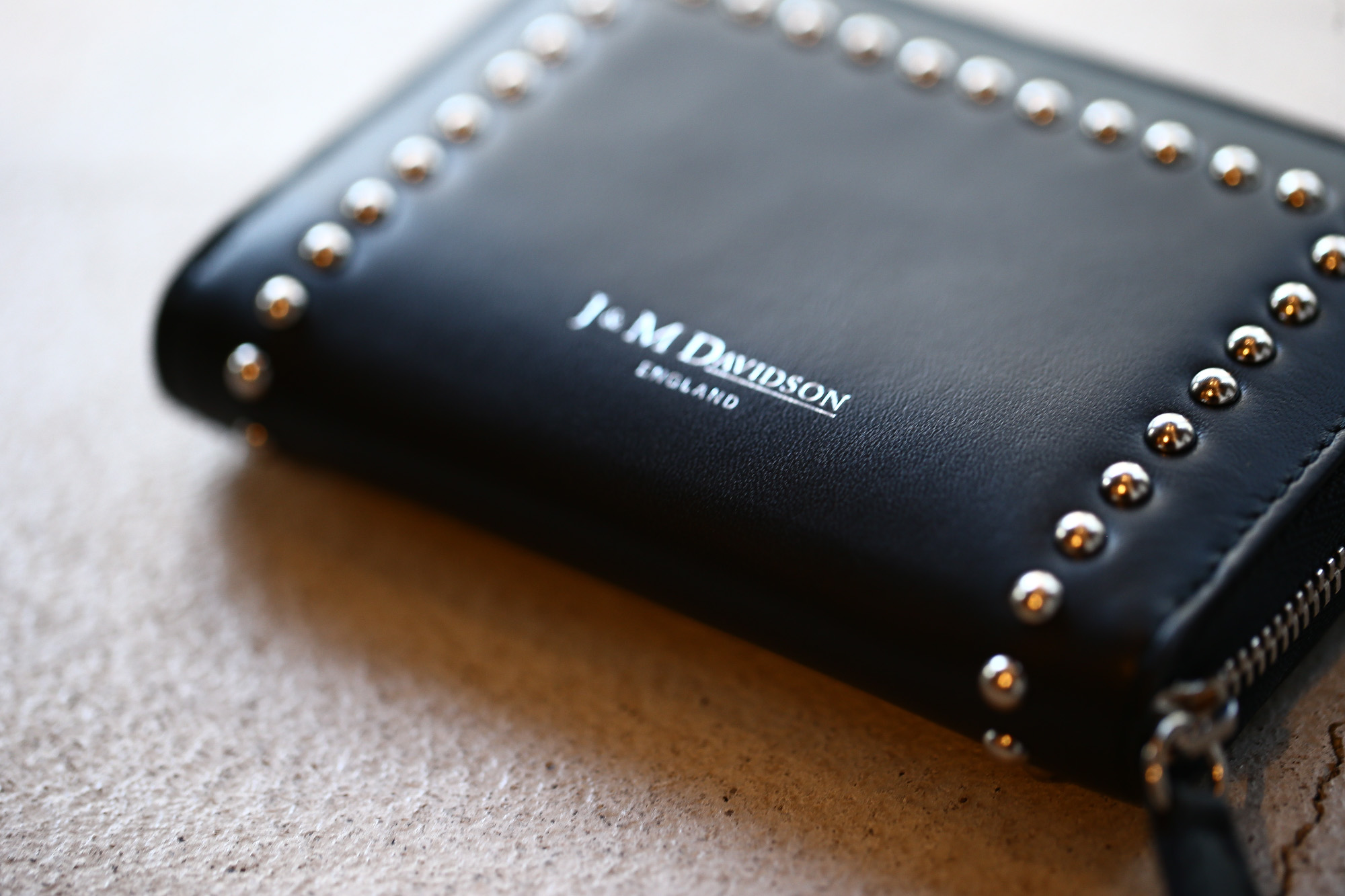 J&M DAVIDSON (ジェイアンドエムデヴィッドソン) JET SET COLLECTION (ジェットセット コレクション) SMALL ZIP PURSE WITH STUDS (スモール ジップ パース ウィズ スタッズ) 10131N CALF LEATHER (カーフレザー) 折財布 ショートウォレット BLACK (ブラック・999) Made in spain (スペイン製) 2017 秋冬新作 jmdavidson 愛知 名古屋 Alto e Diritto アルト エ デリット